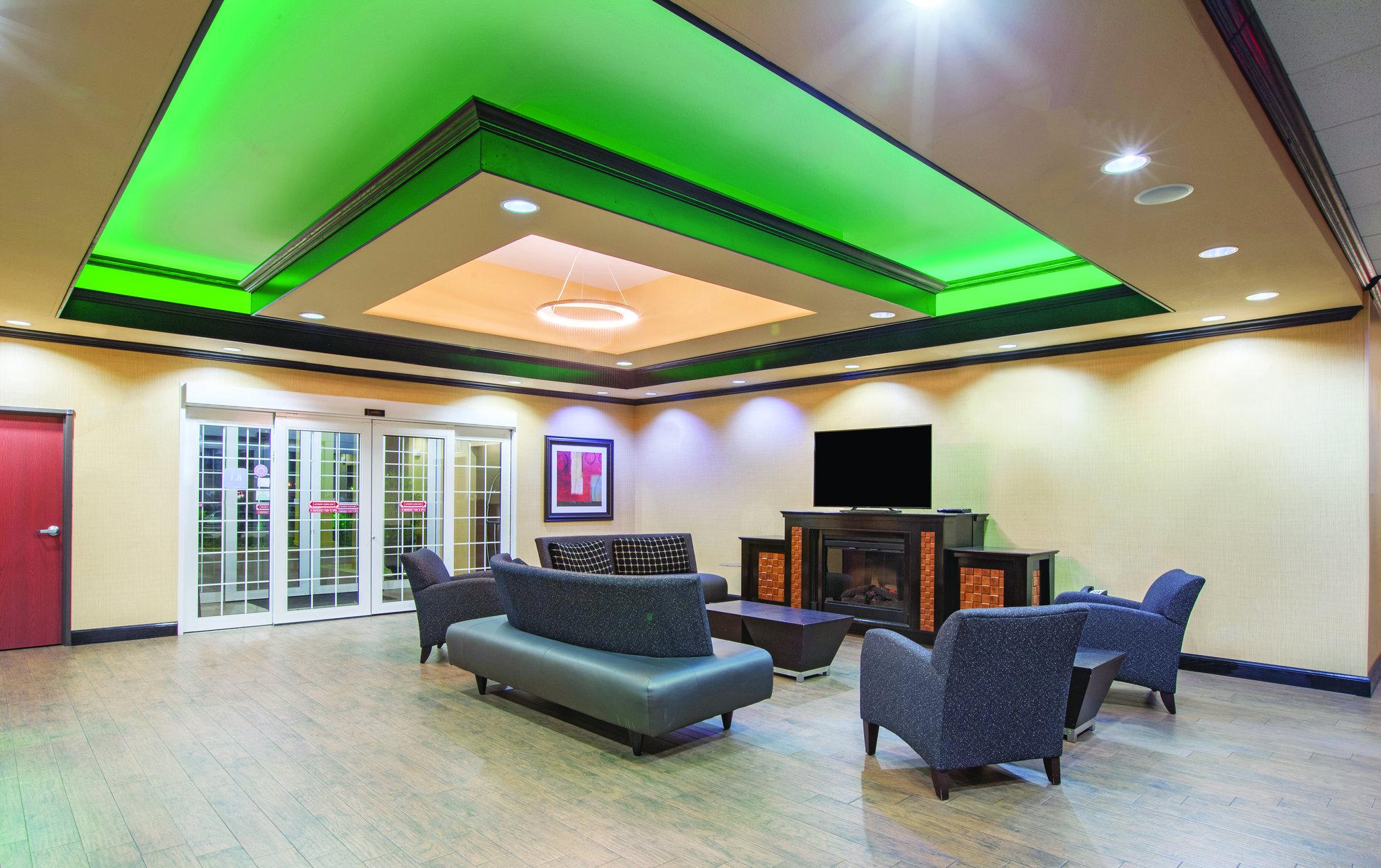 La Quinta Inn & Suites by Wyndham Jacksonville TX