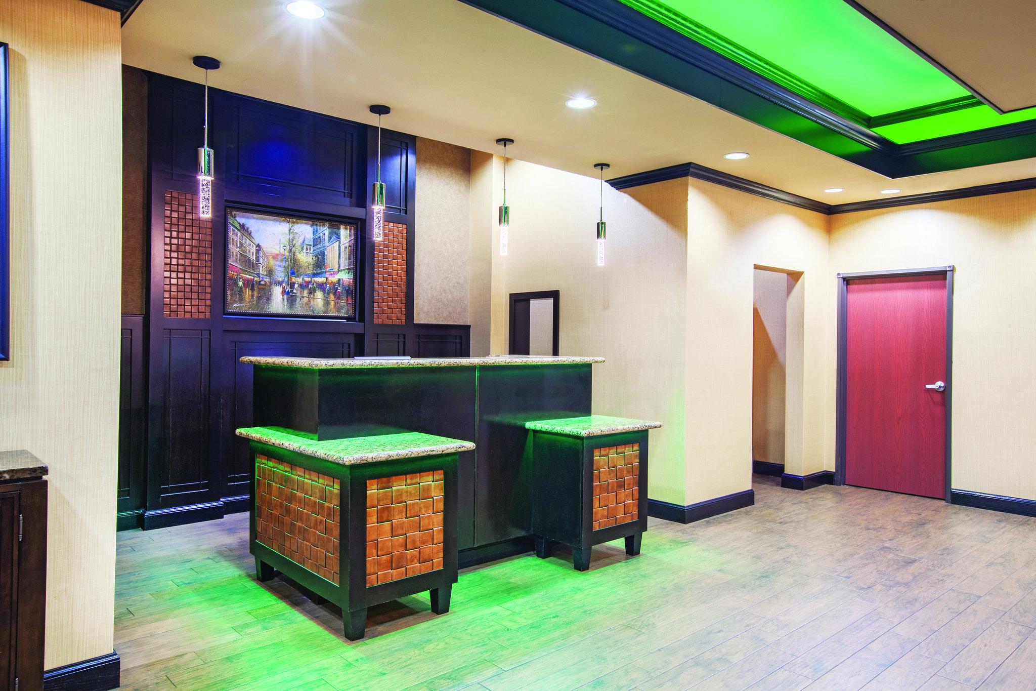 La Quinta Inn & Suites by Wyndham Jacksonville TX