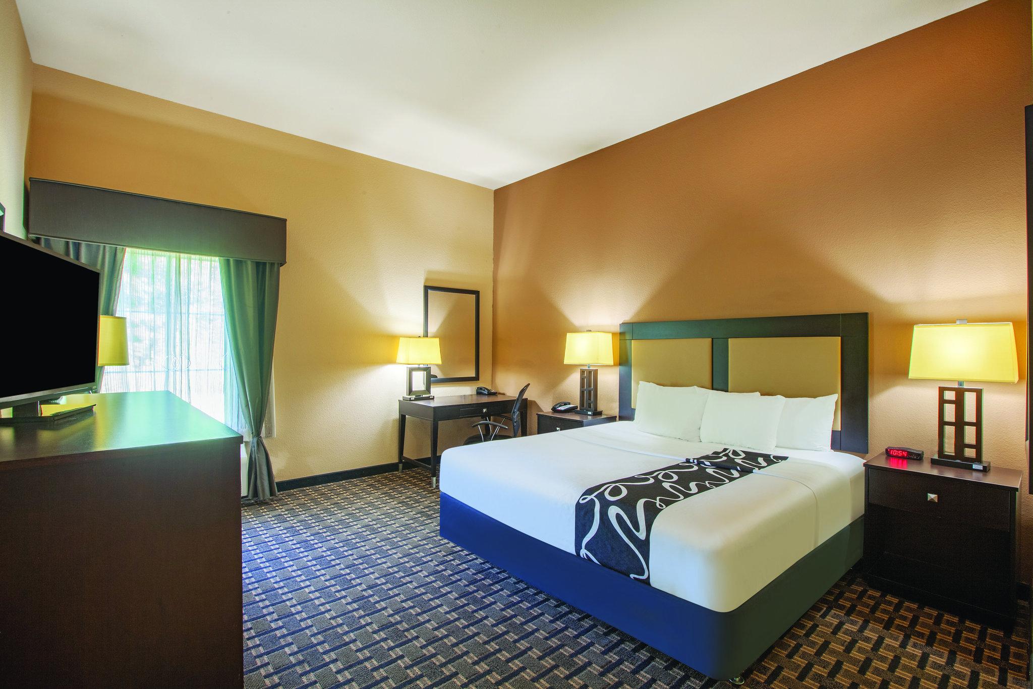 La Quinta Inn & Suites by Wyndham Jacksonville TX