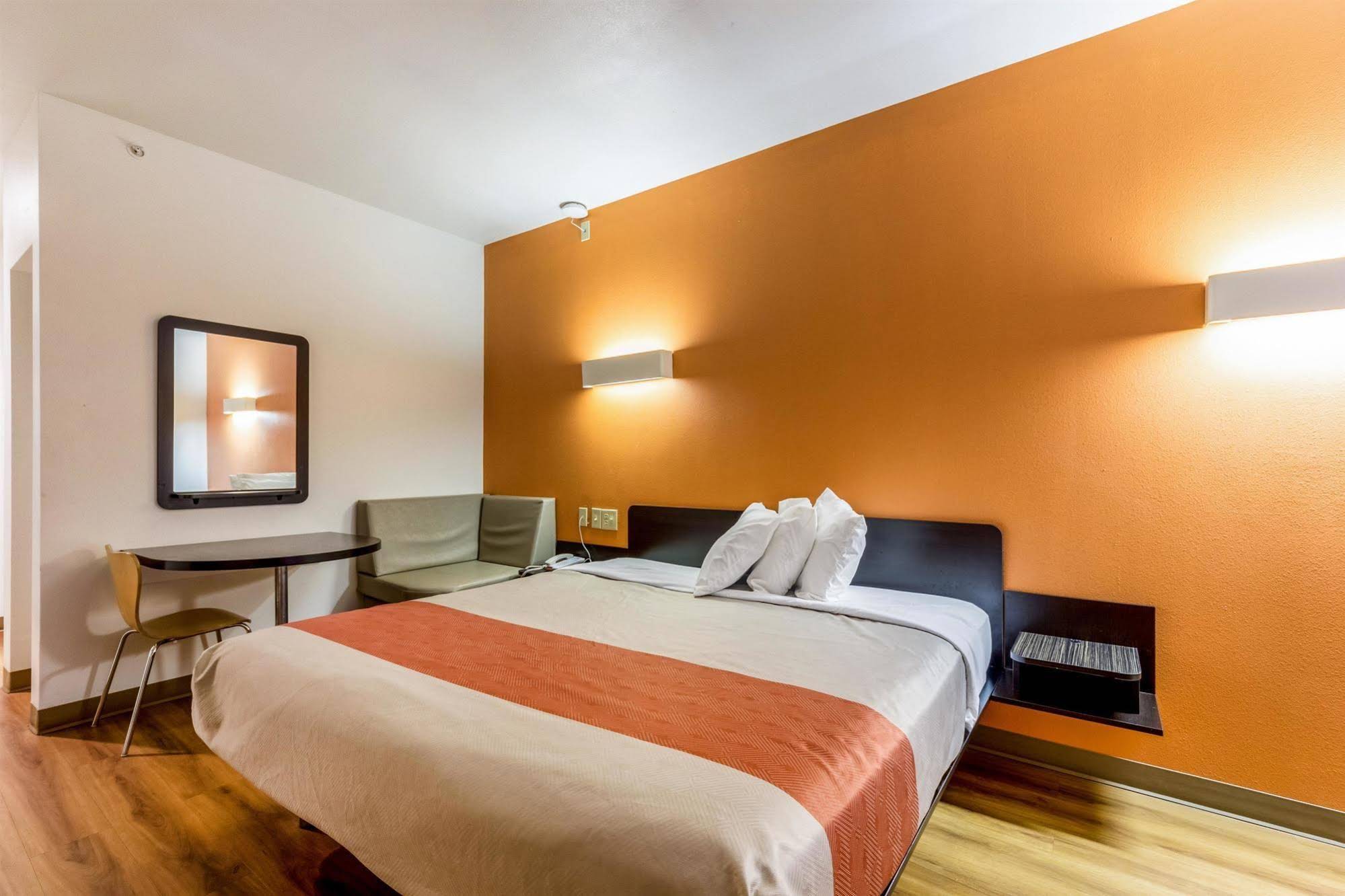 Motel 6 Jourdanton