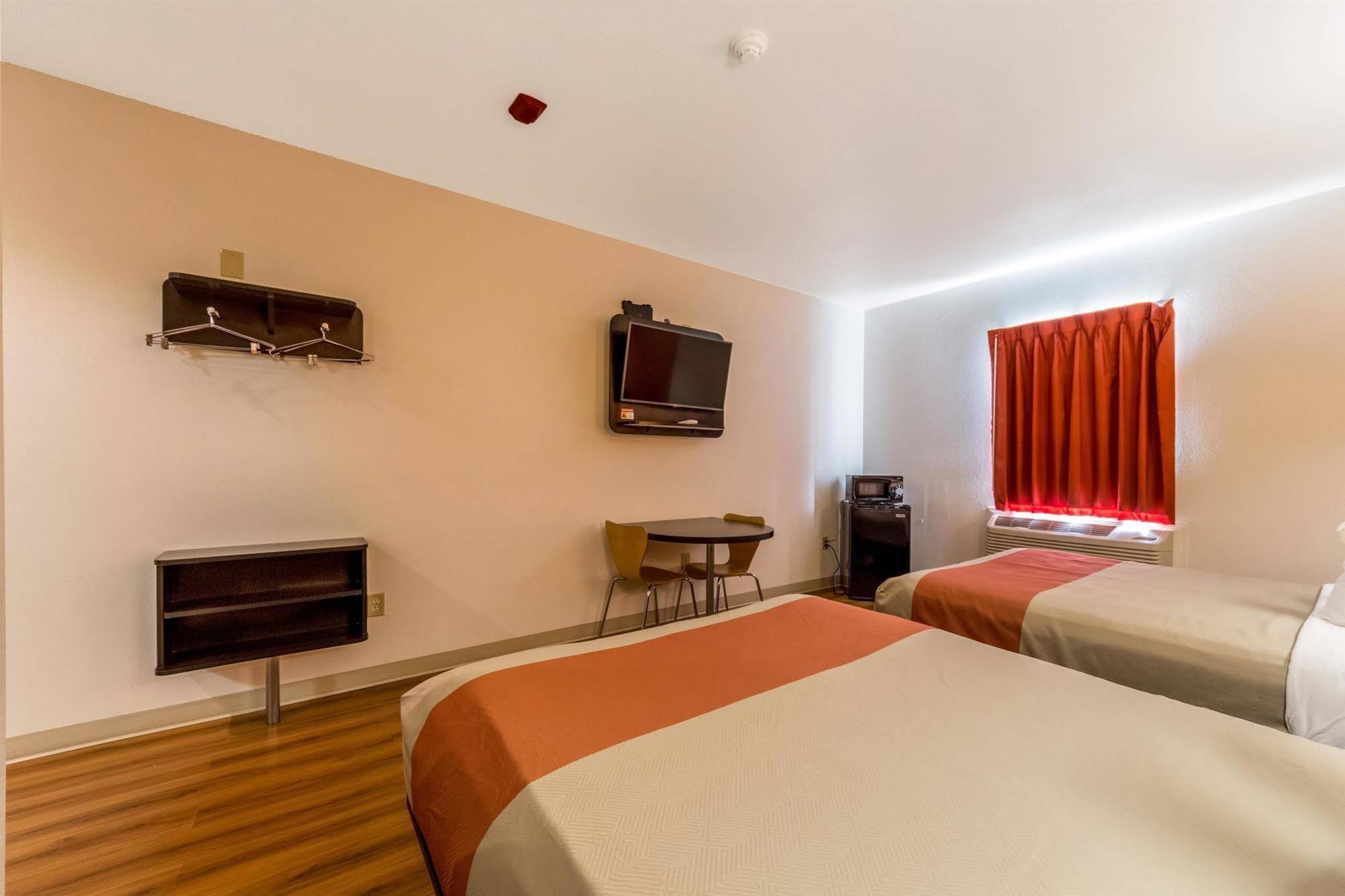 Motel 6 Jourdanton