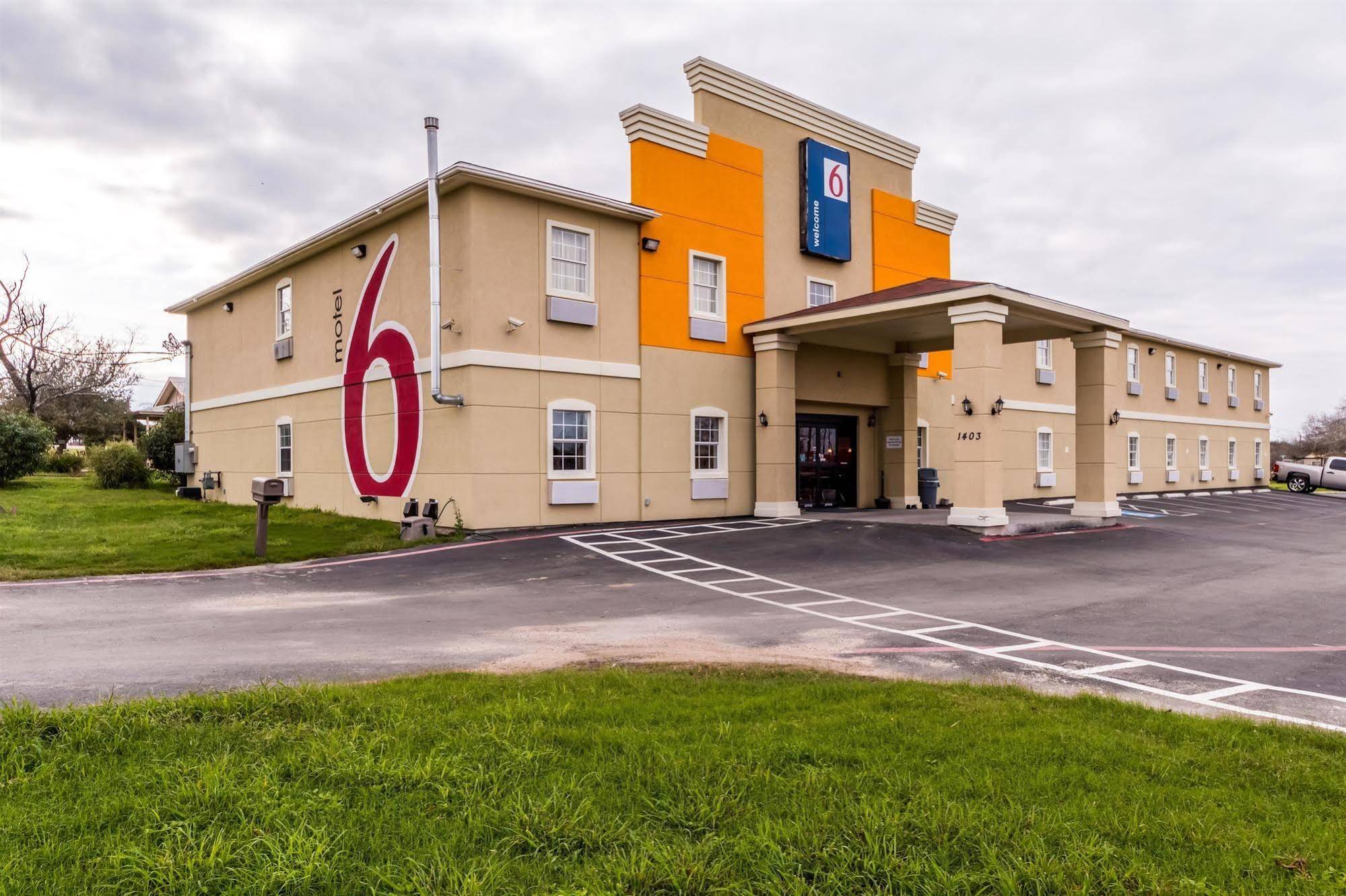 Motel 6 Jourdanton