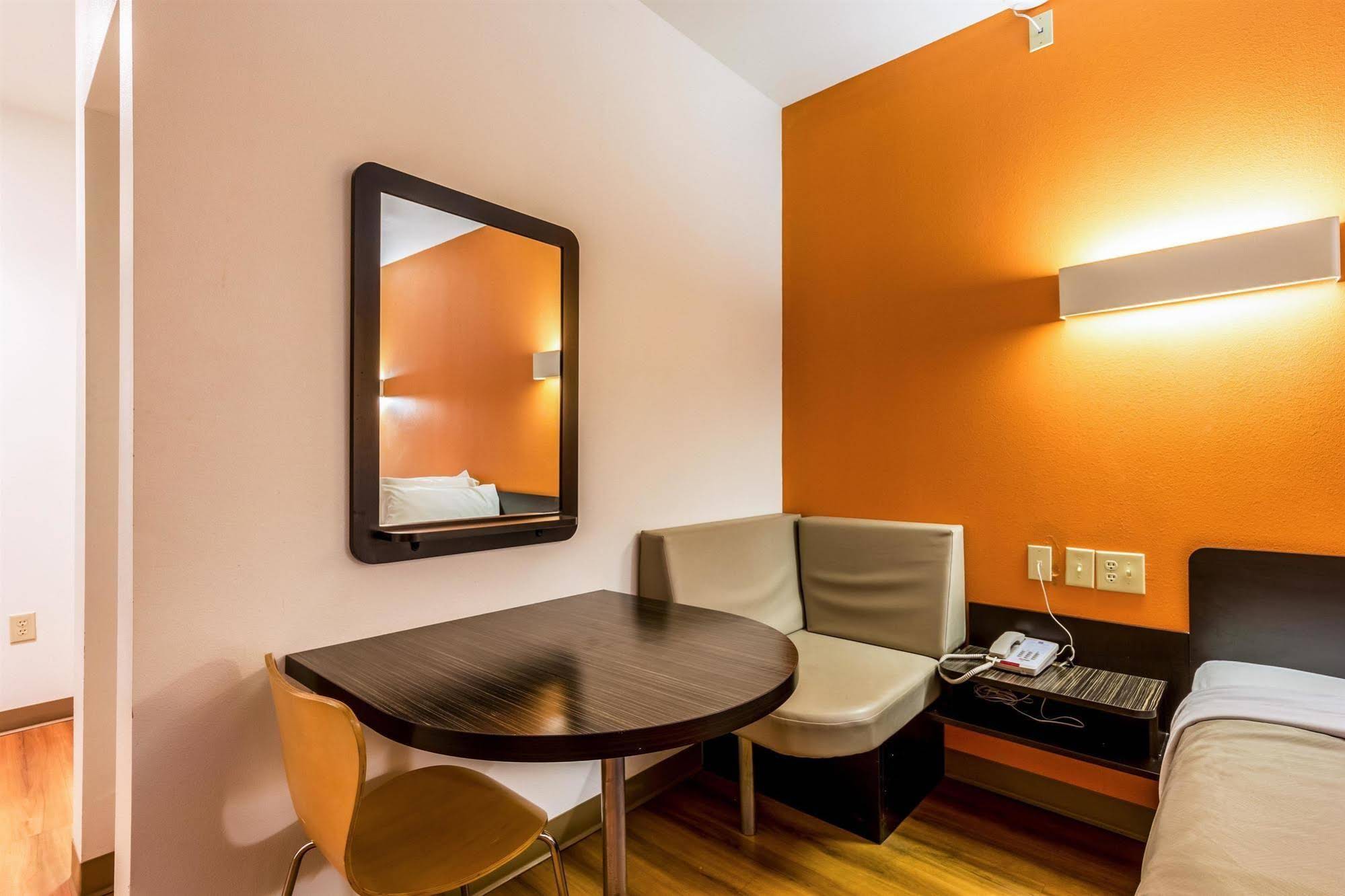 Motel 6 Jourdanton