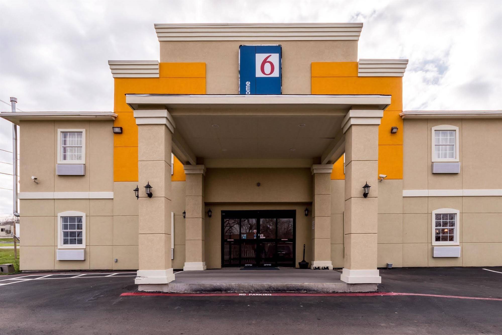 Motel 6 Jourdanton