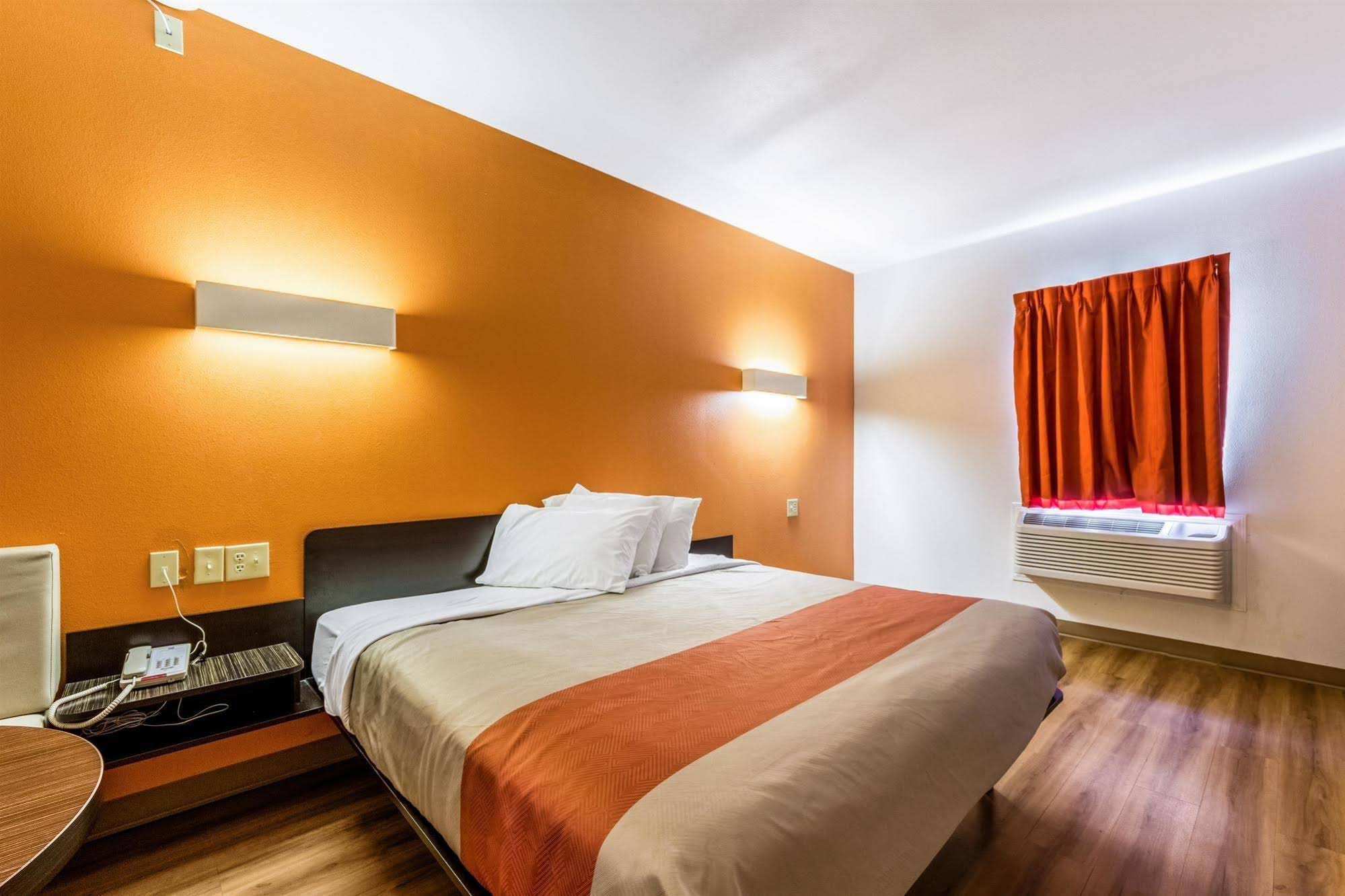 Motel 6 Jourdanton