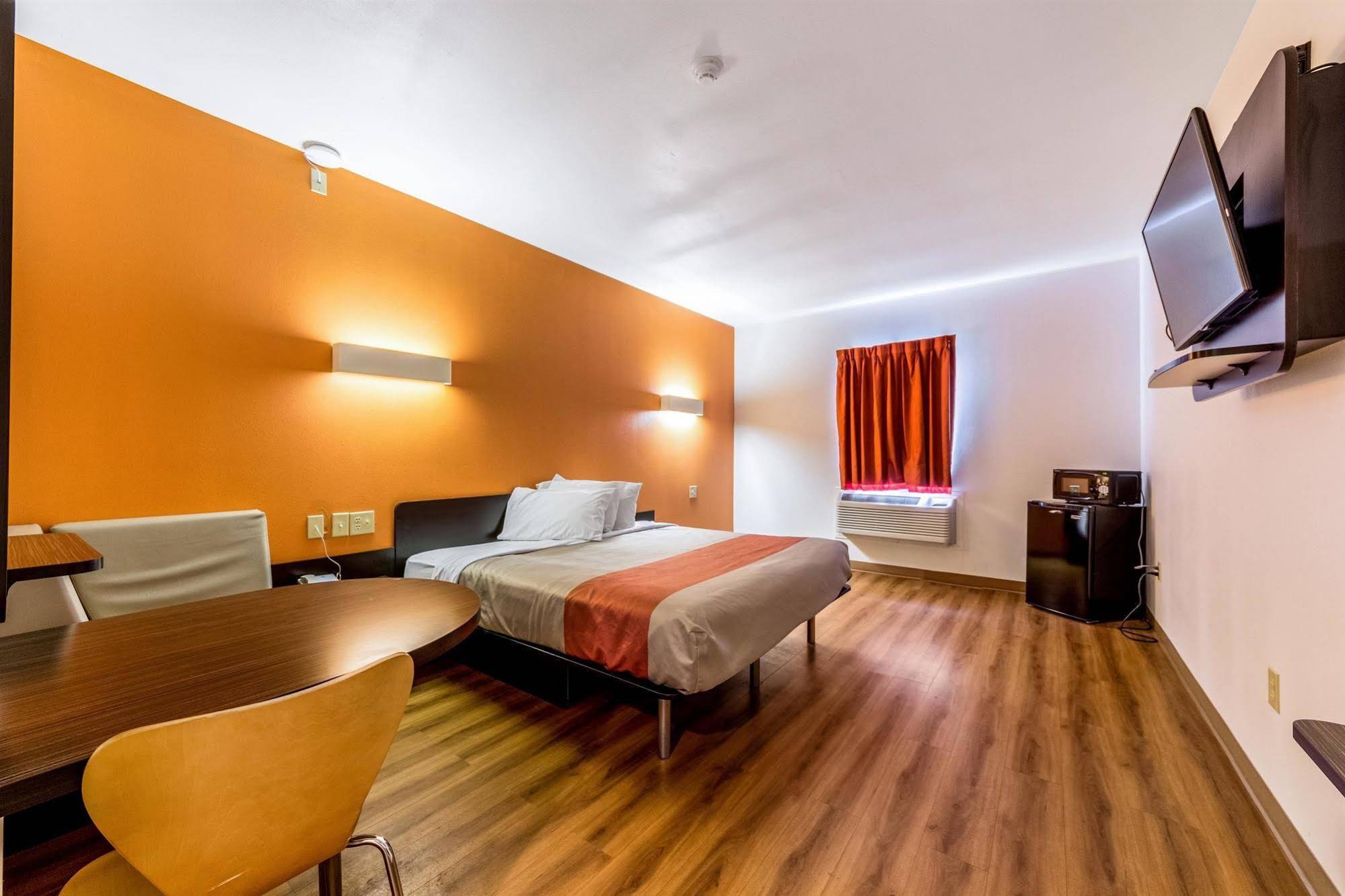 Motel 6 Jourdanton
