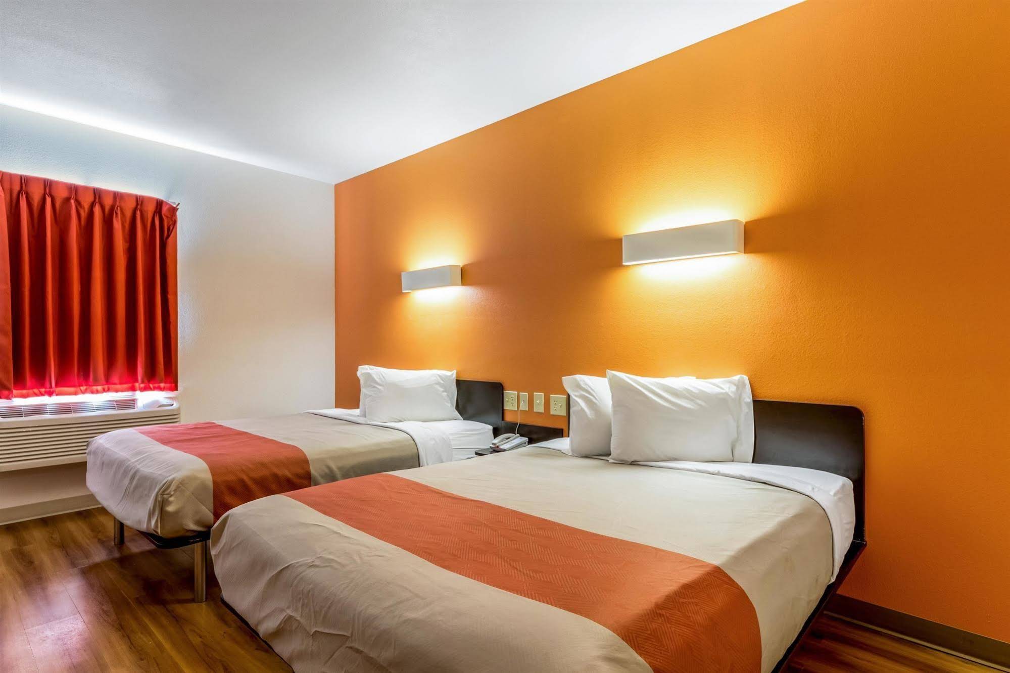 Motel 6 Jourdanton