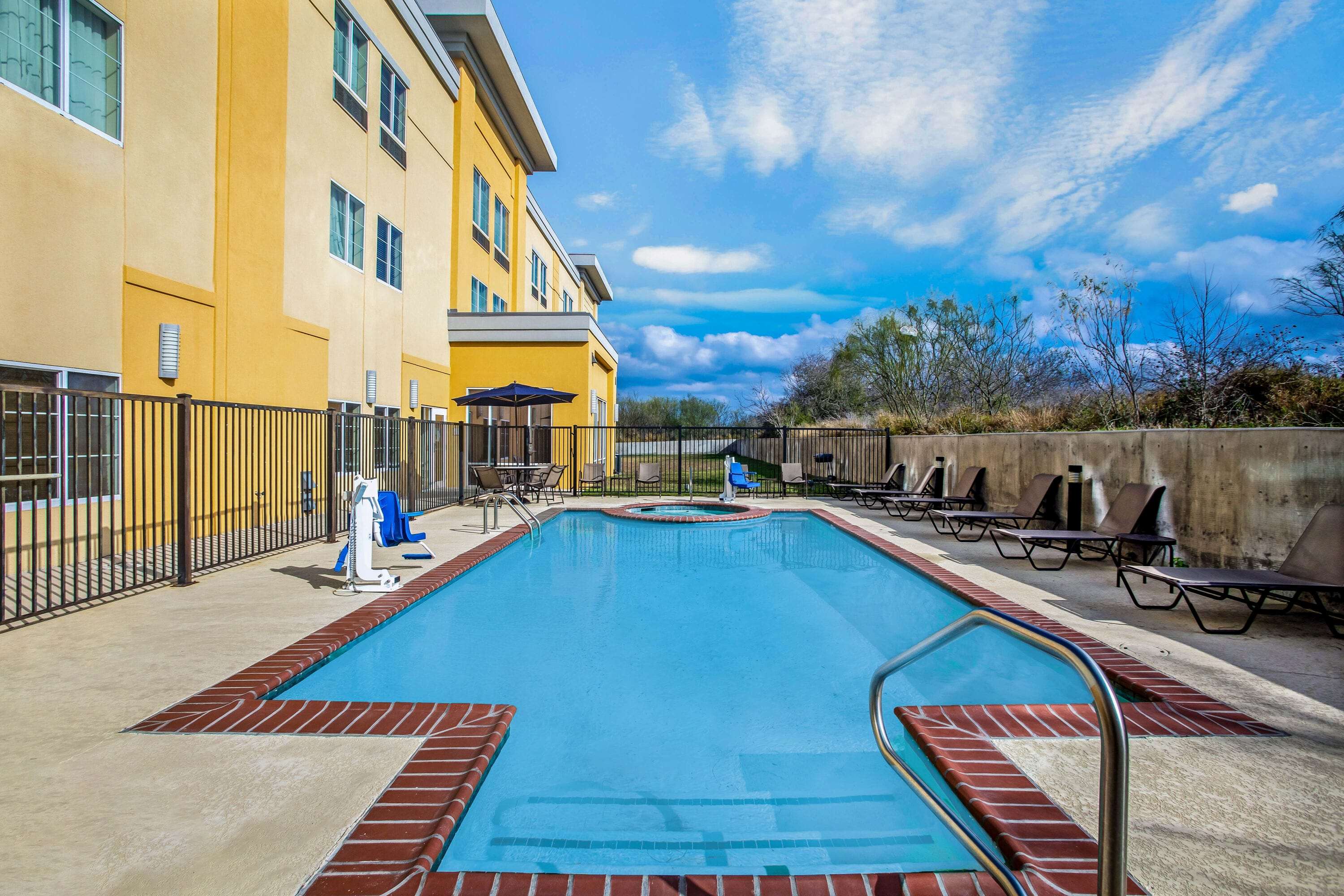La Quinta Inn & Suites by Wyndham Karnes City - Kenedy
