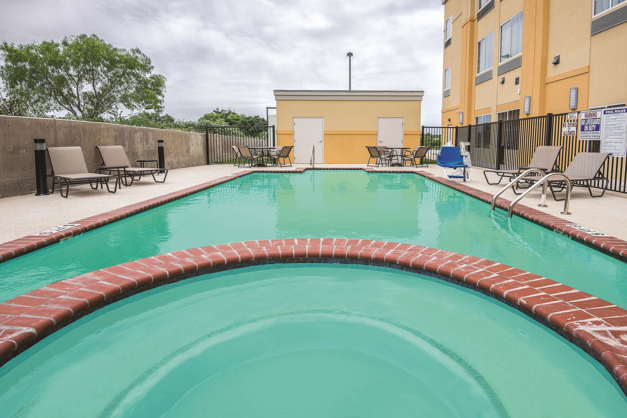 La Quinta Inn & Suites by Wyndham Karnes City - Kenedy