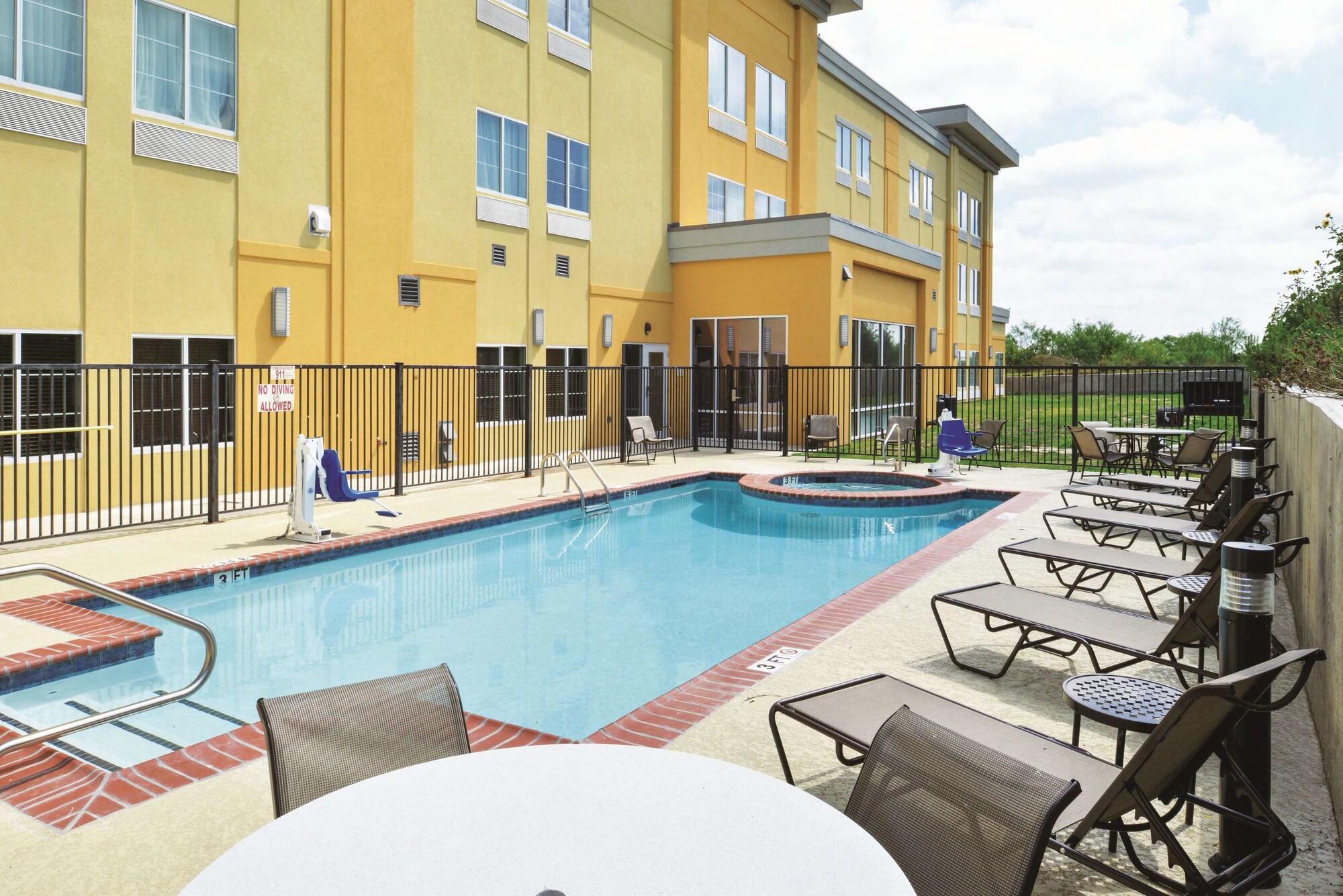 La Quinta Inn & Suites by Wyndham Karnes City - Kenedy