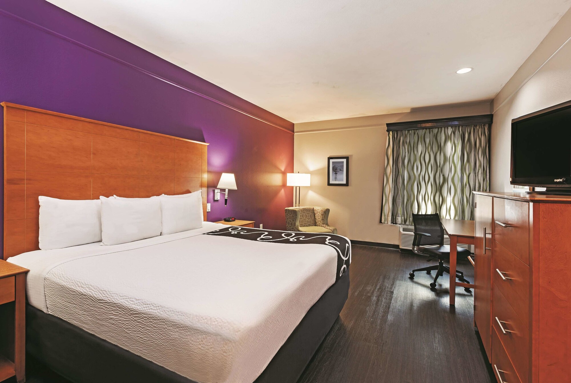 Palacio Royale Inn Signature