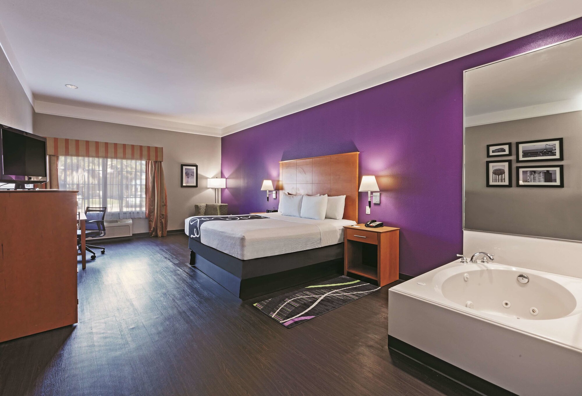 Palacio Royale Inn Signature
