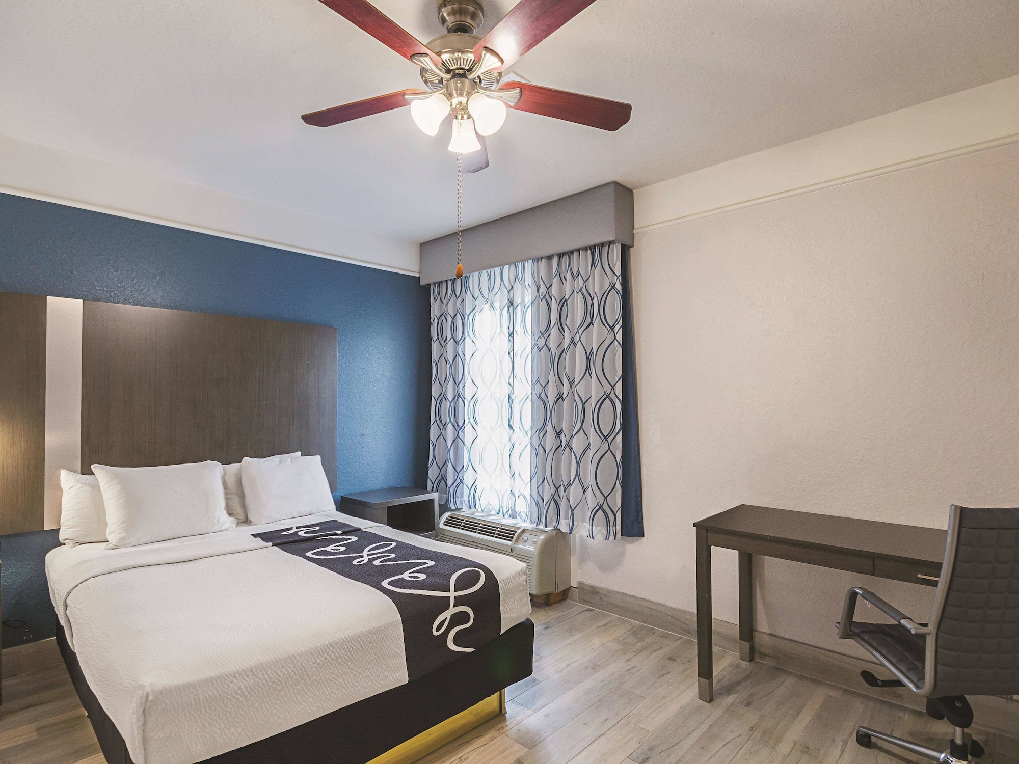 La Quinta Inn & Suites by Wyndham Kingwood Houston IAH Airpt