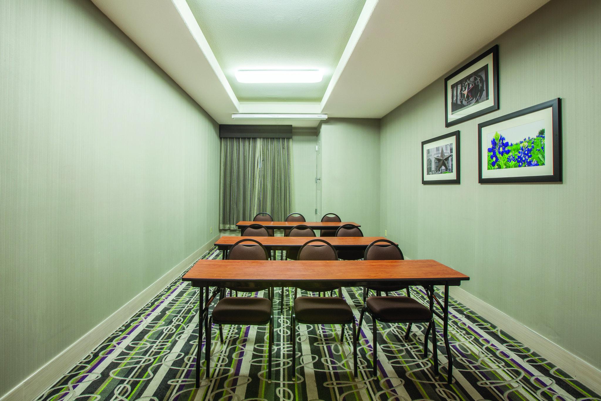 La Quinta Inn & Suites by Wyndham Kyle - Austin South