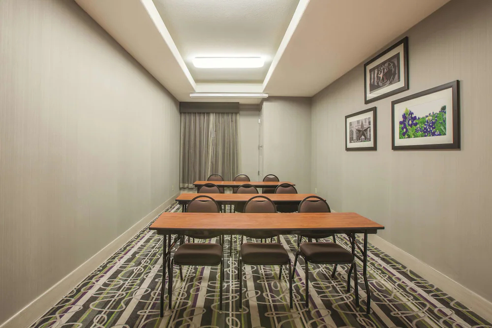 La Quinta Inn & Suites by Wyndham Kyle - Austin South