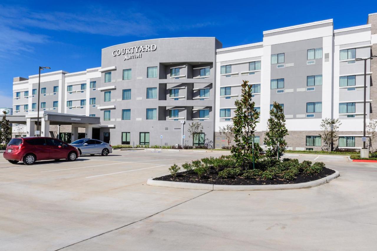 Courtyard Lake Jackson