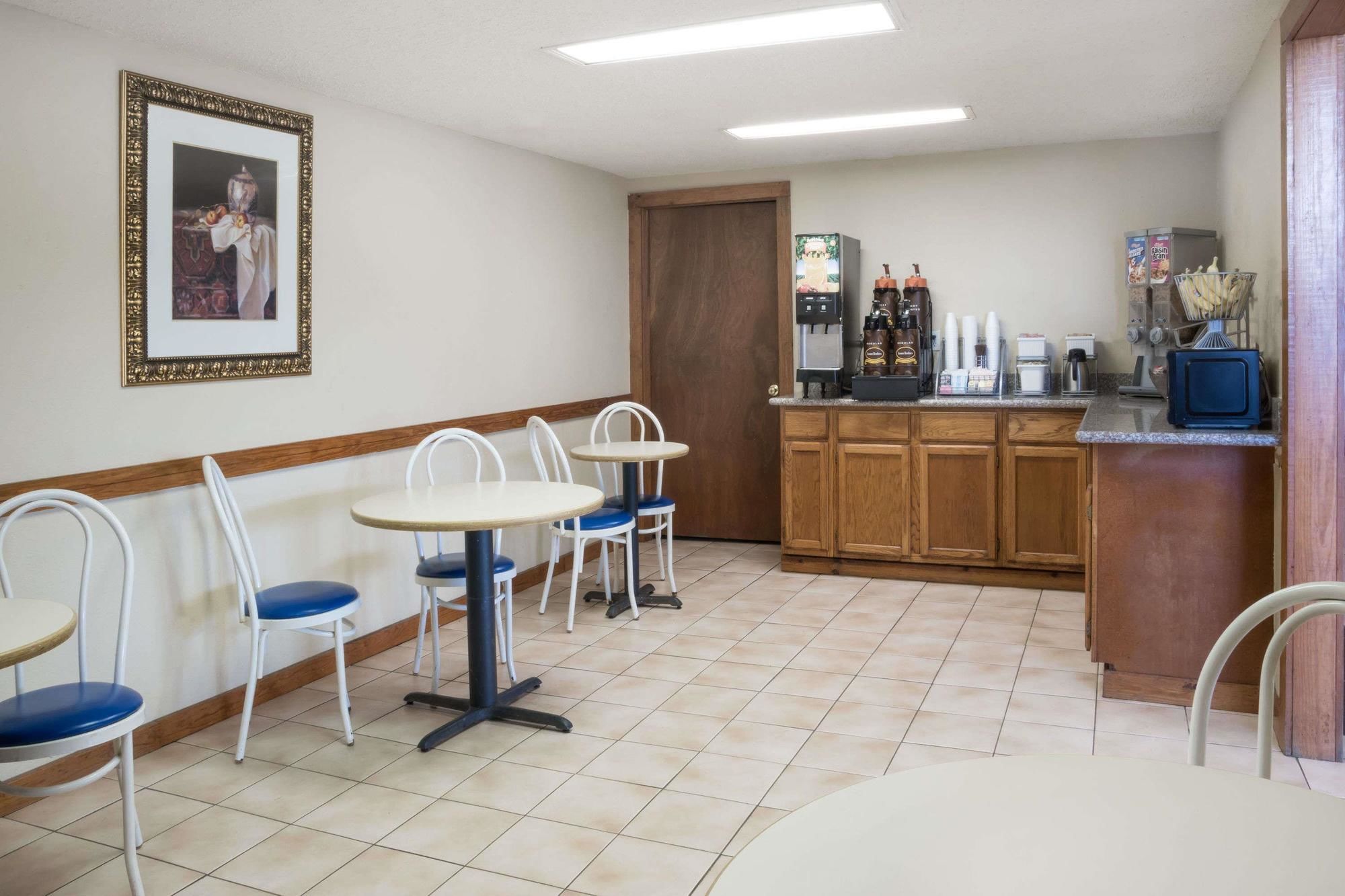 Deluxe Studios Lake Jackson/Clute