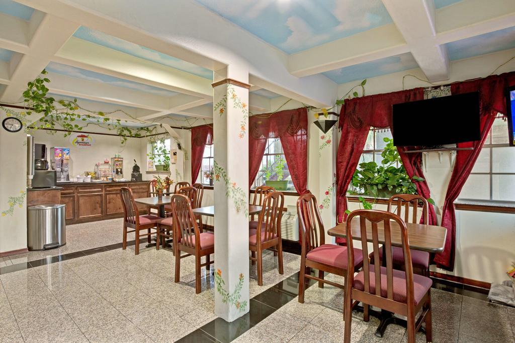 Super 8 by Wyndham La Marque TX/Texas City Area
