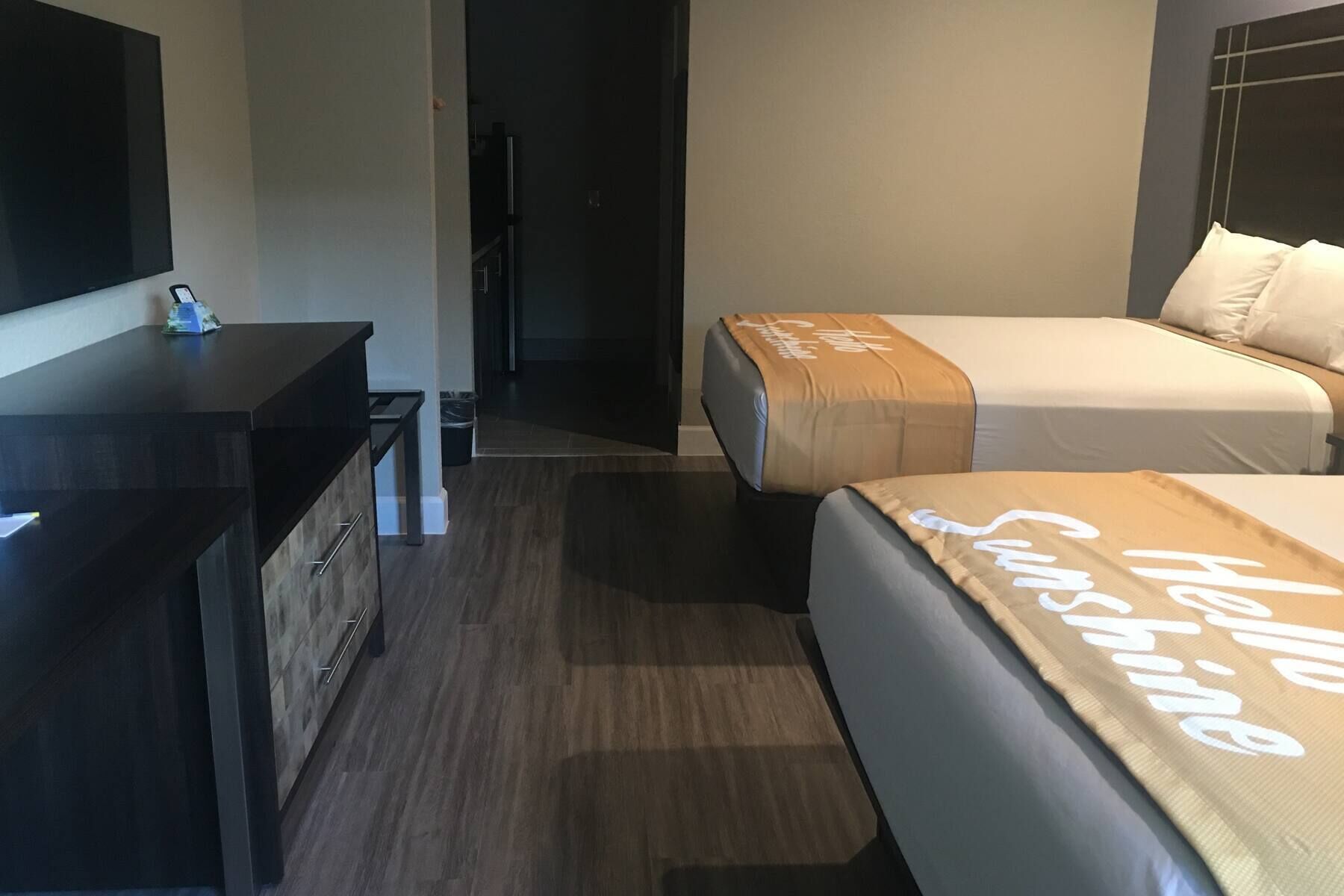Days Inn and Suites by Wyndham La Porte