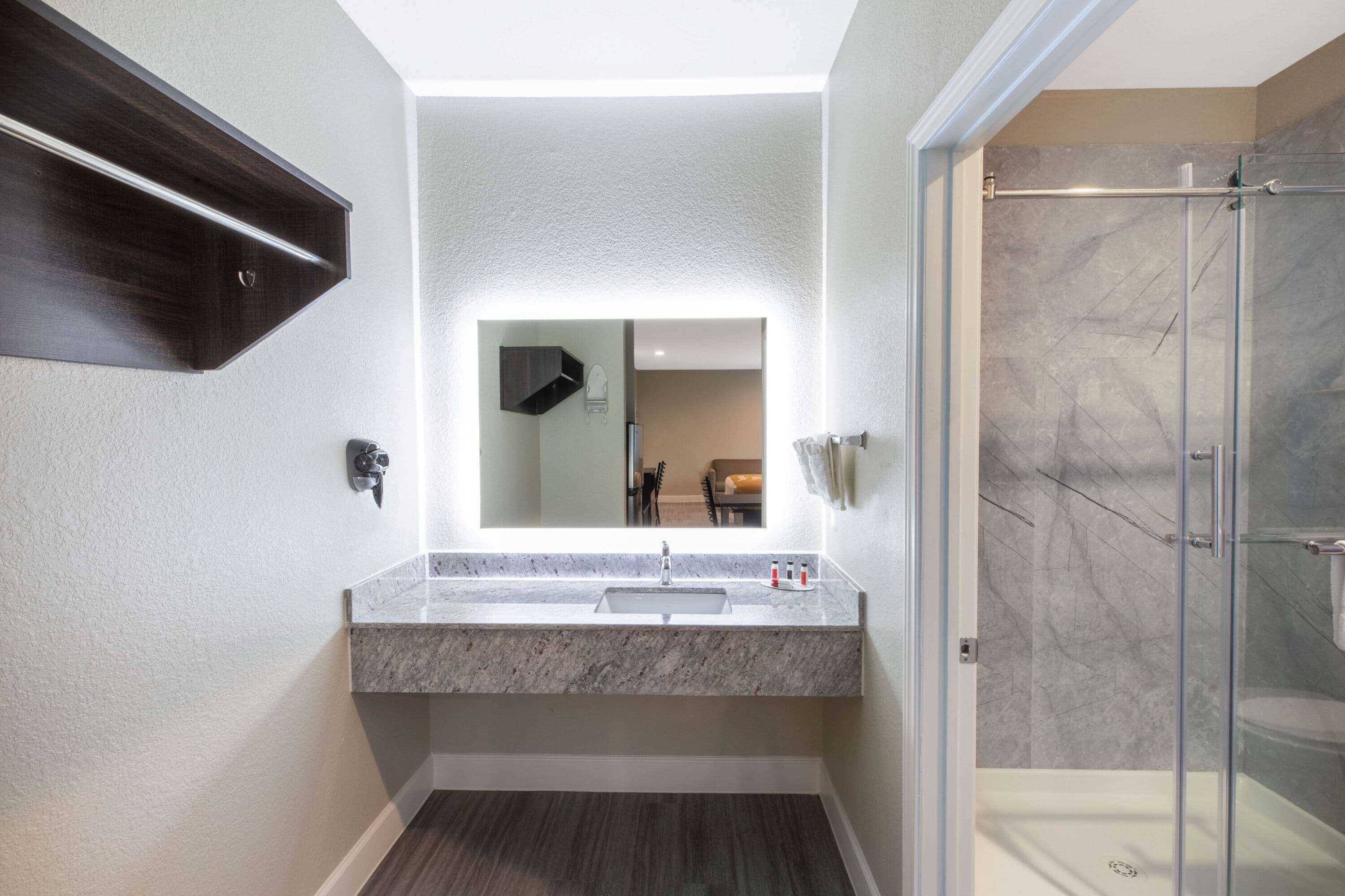 Days Inn and Suites by Wyndham La Porte