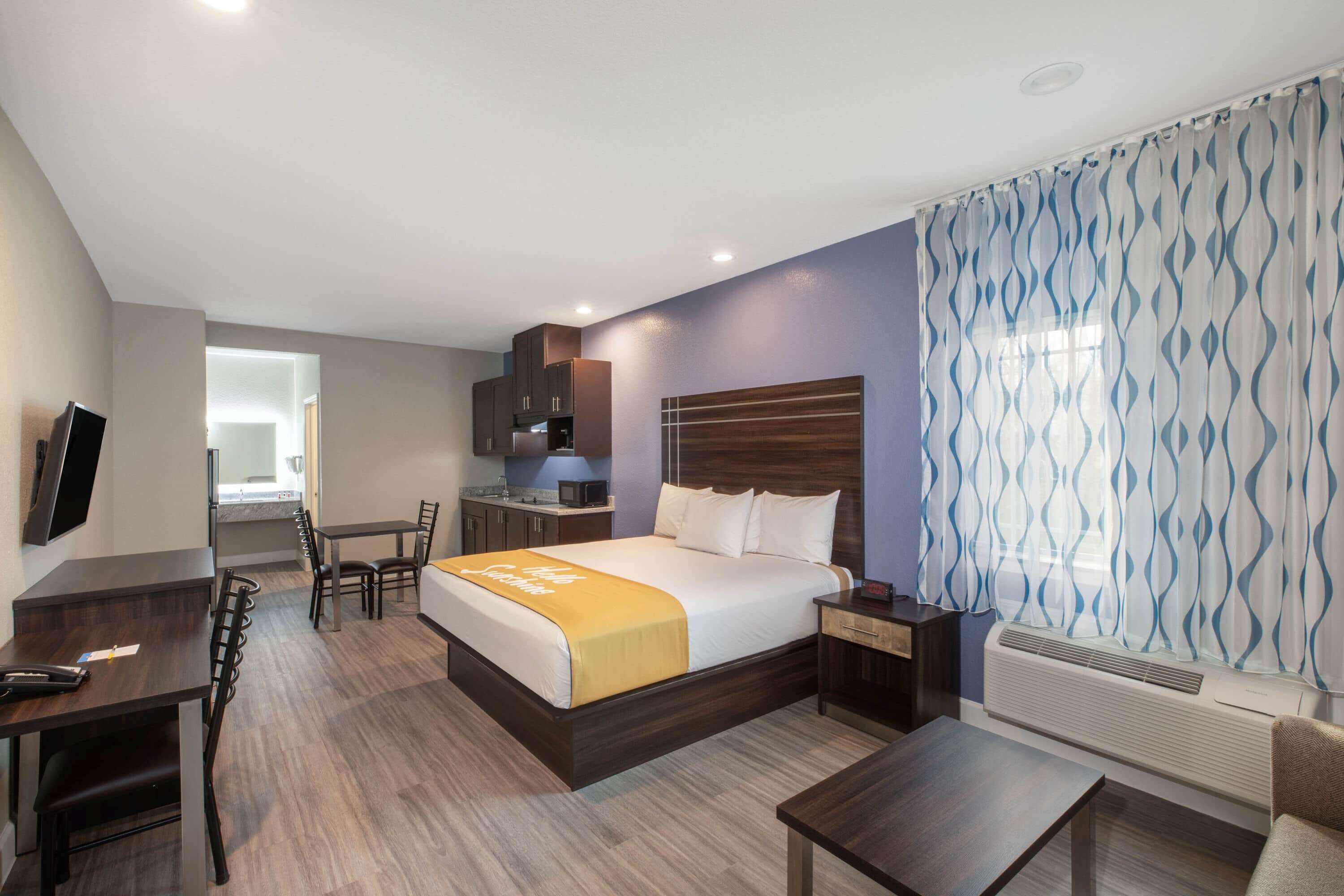 Days Inn and Suites by Wyndham La Porte