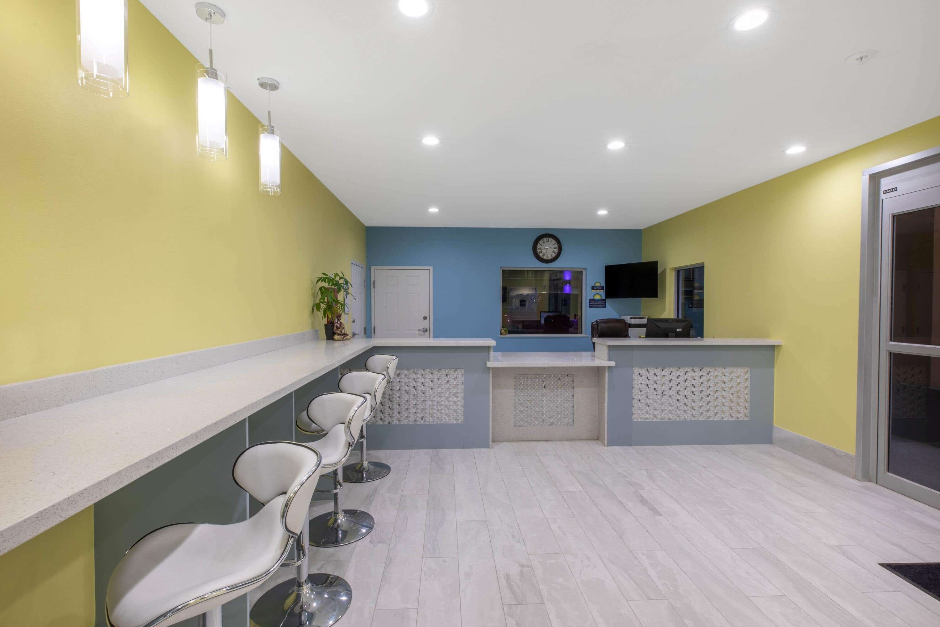 Days Inn and Suites by Wyndham La Porte