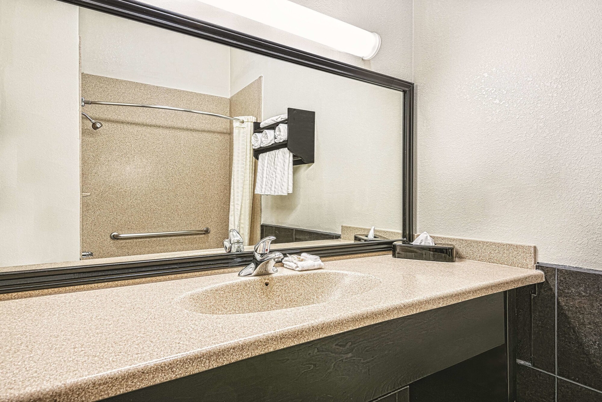 La Quinta Inn & Suites by Wyndham Laredo Airport