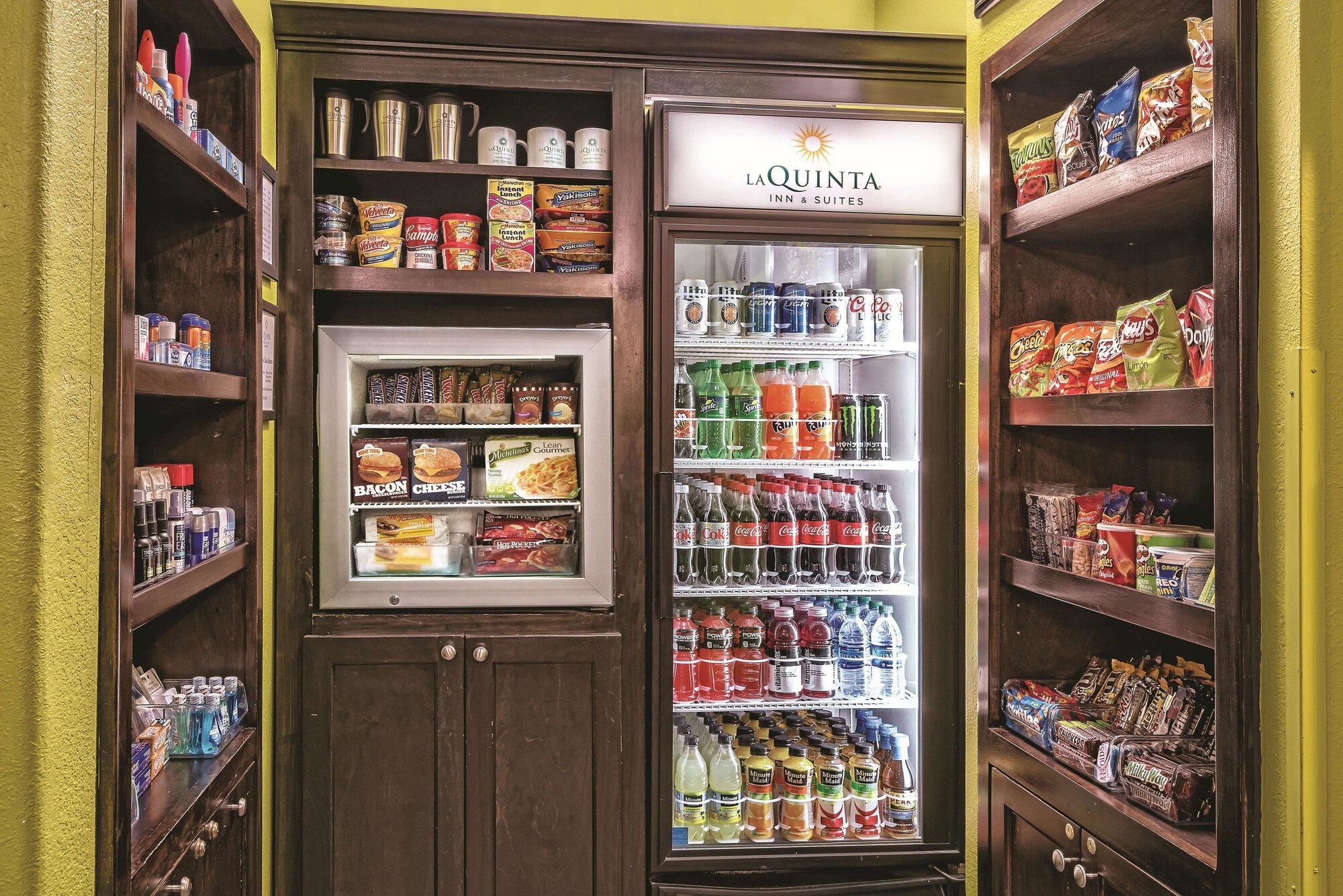 La Quinta Inn & Suites by Wyndham Laredo Airport