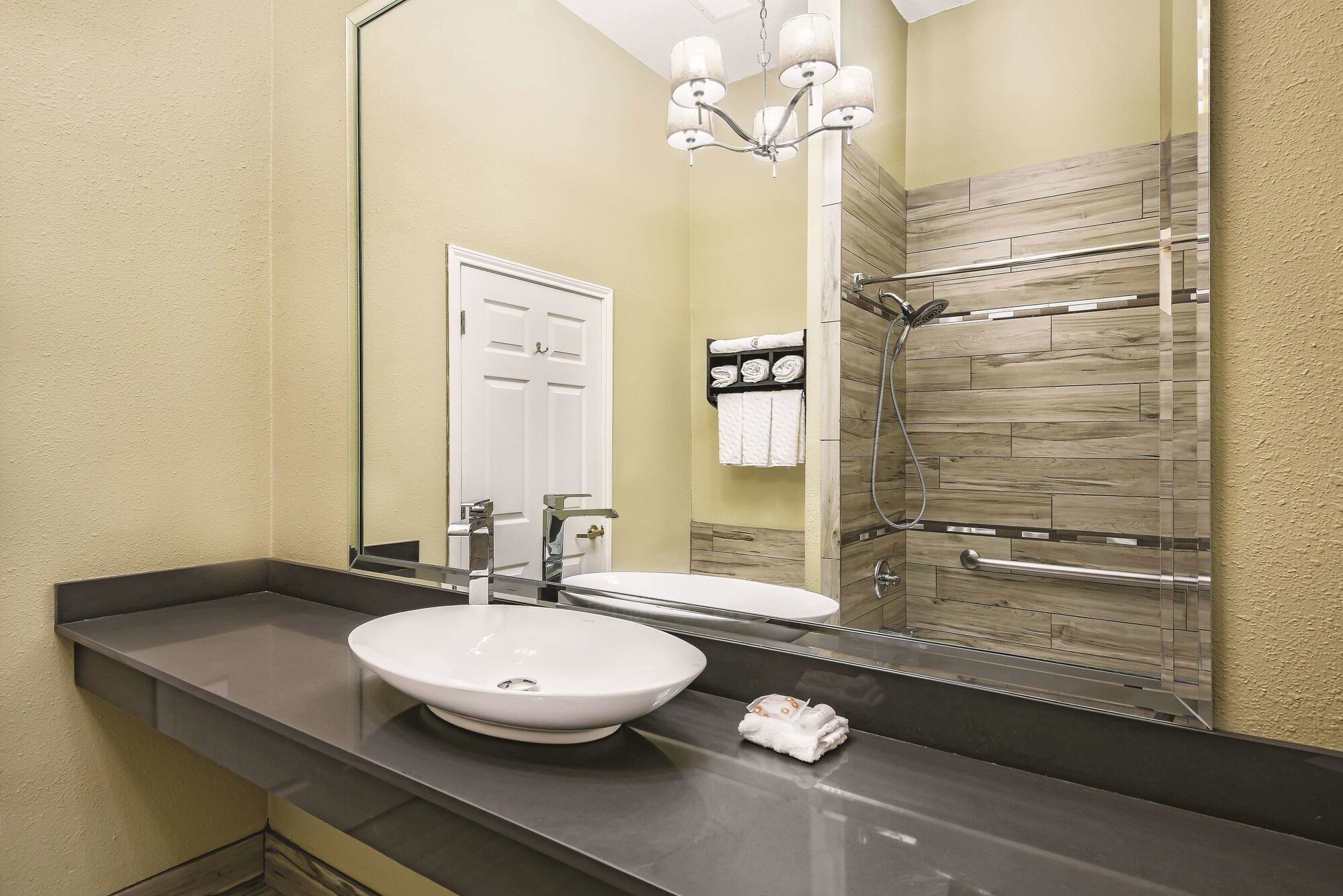 La Quinta Inn & Suites by Wyndham Laredo Airport