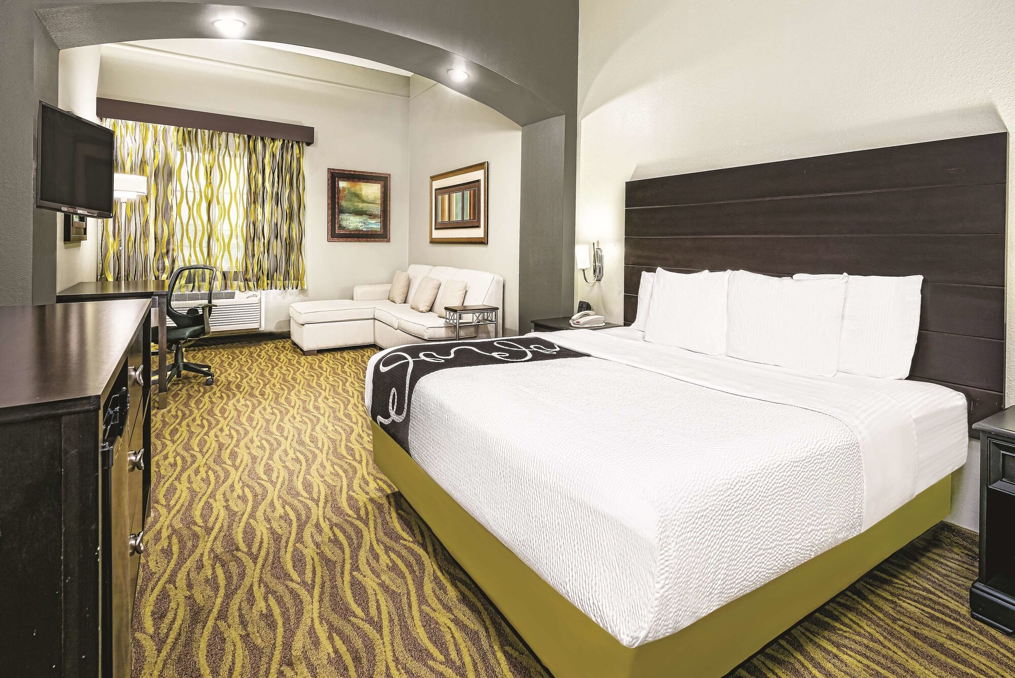 La Quinta Inn & Suites by Wyndham Laredo Airport