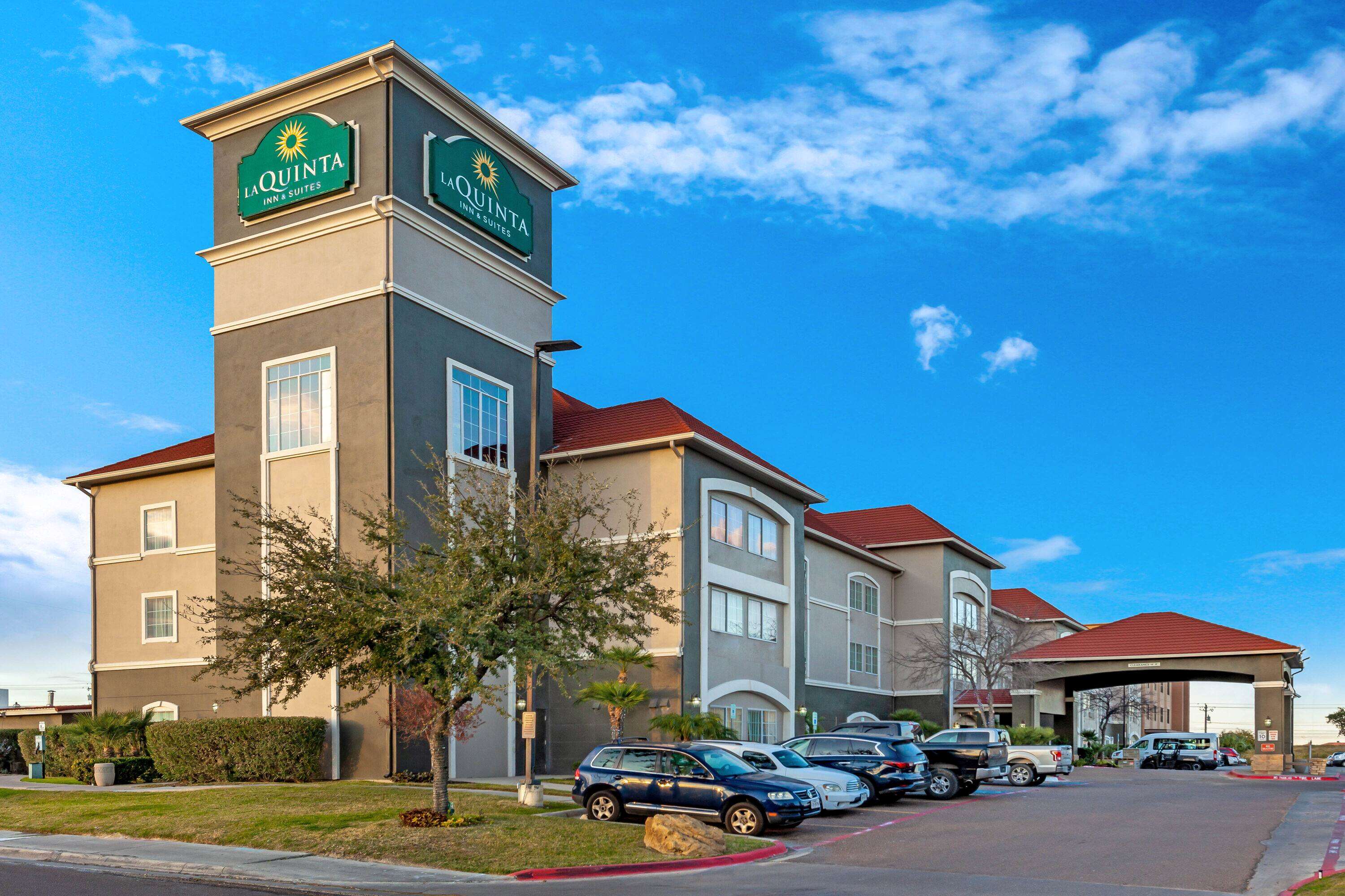 La Quinta Inn & Suites by Wyndham Laredo Airport