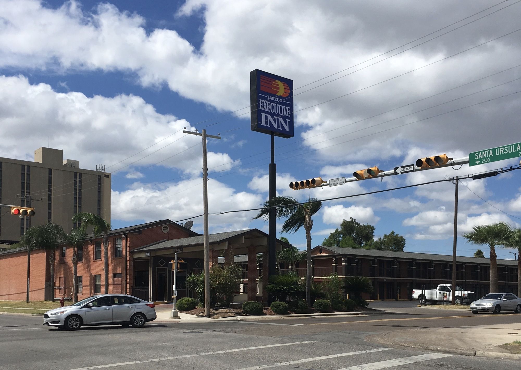 Sky Palace Inn & Suites By Jasper Laredo