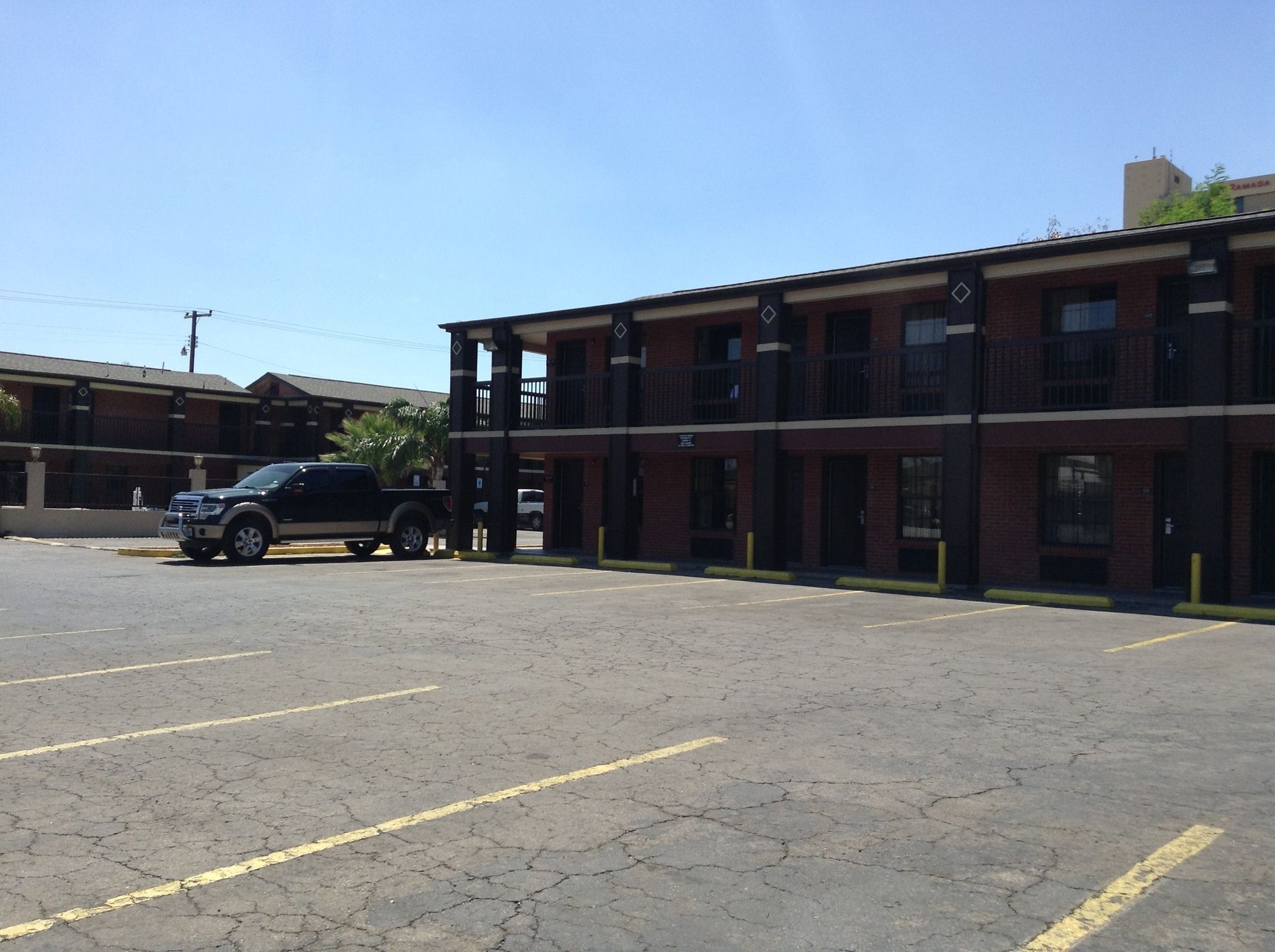 Sky Palace Inn & Suites By Jasper Laredo