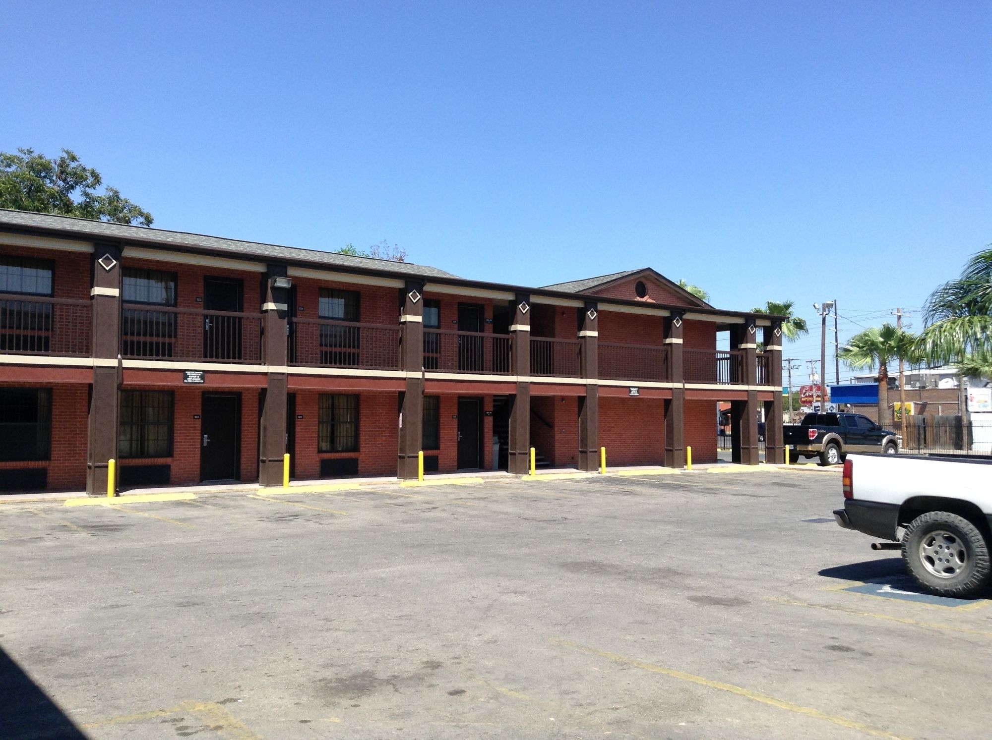 Sky Palace Inn & Suites By Jasper Laredo