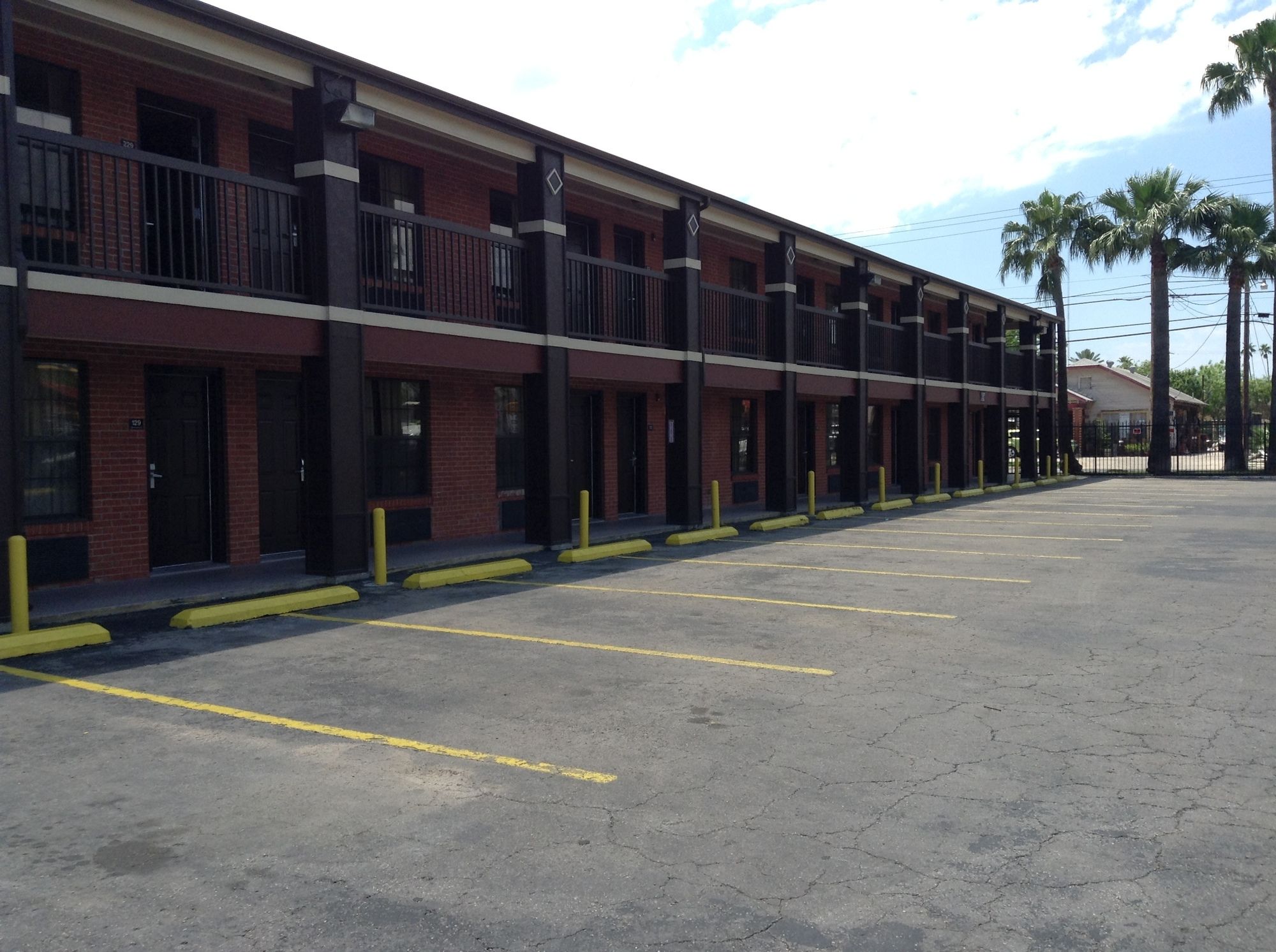 Sky Palace Inn & Suites By Jasper Laredo