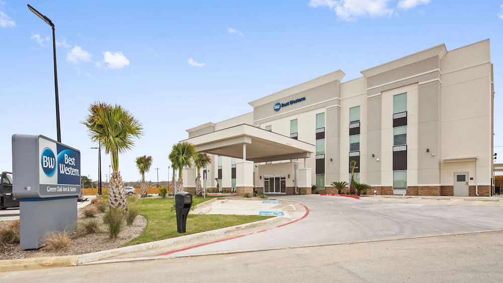 Best Western Green Oaks Inn & Suites