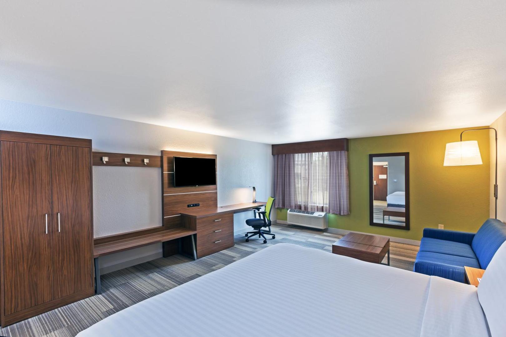 Holiday Inn Express & Suites Dallas Lewisville