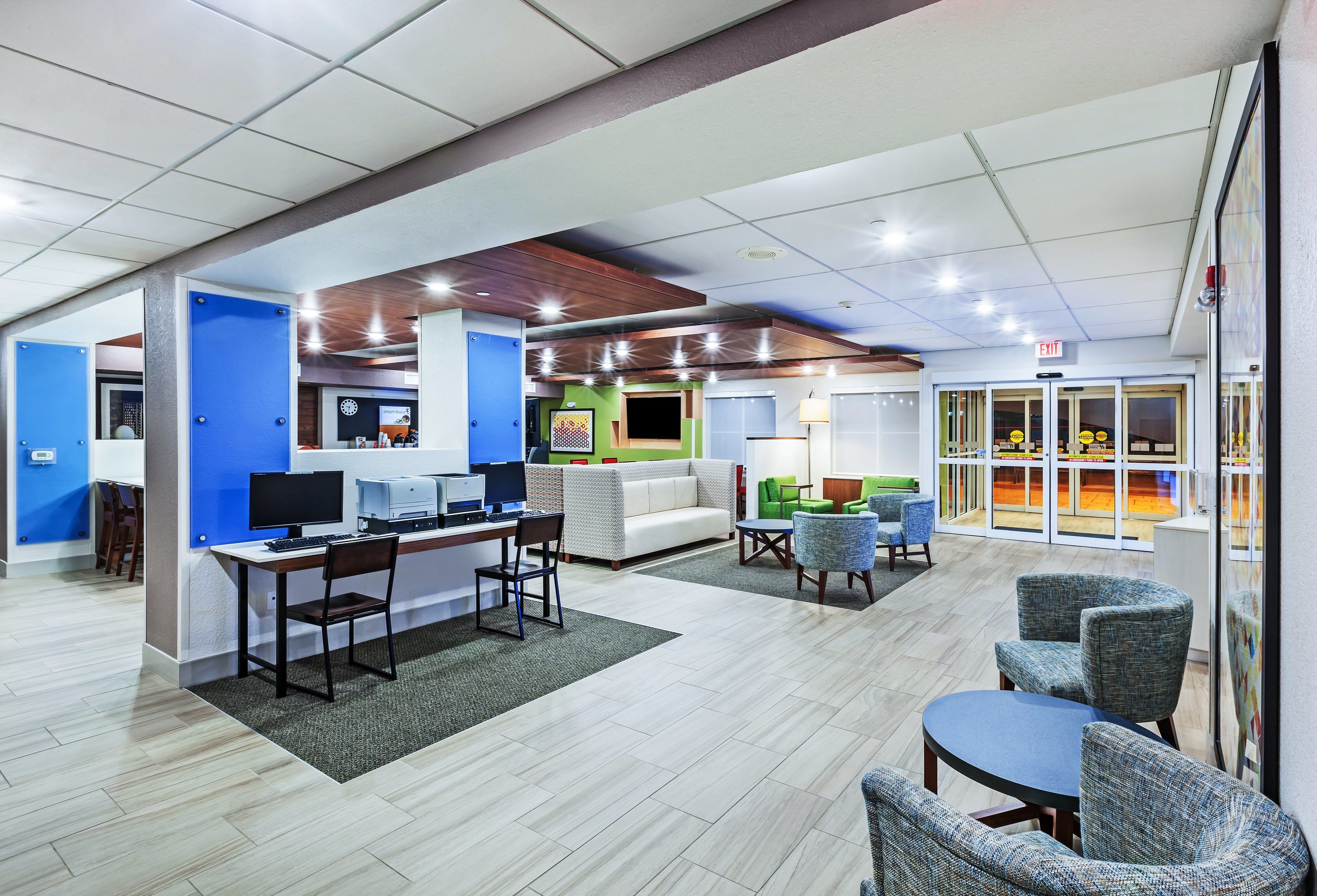 Holiday Inn Express & Suites Dallas Lewisville