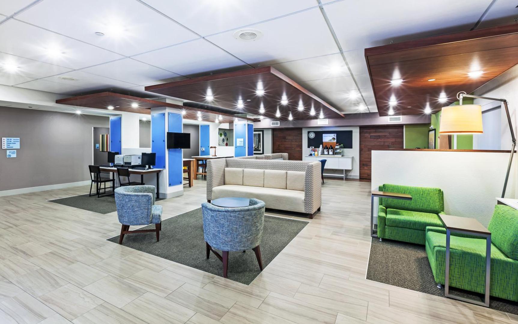 Holiday Inn Express & Suites Dallas Lewisville