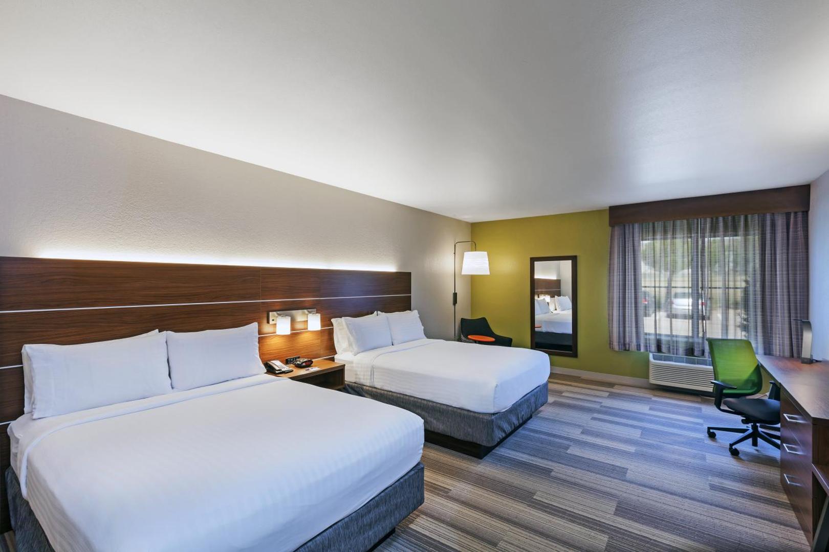 Holiday Inn Express & Suites Dallas Lewisville