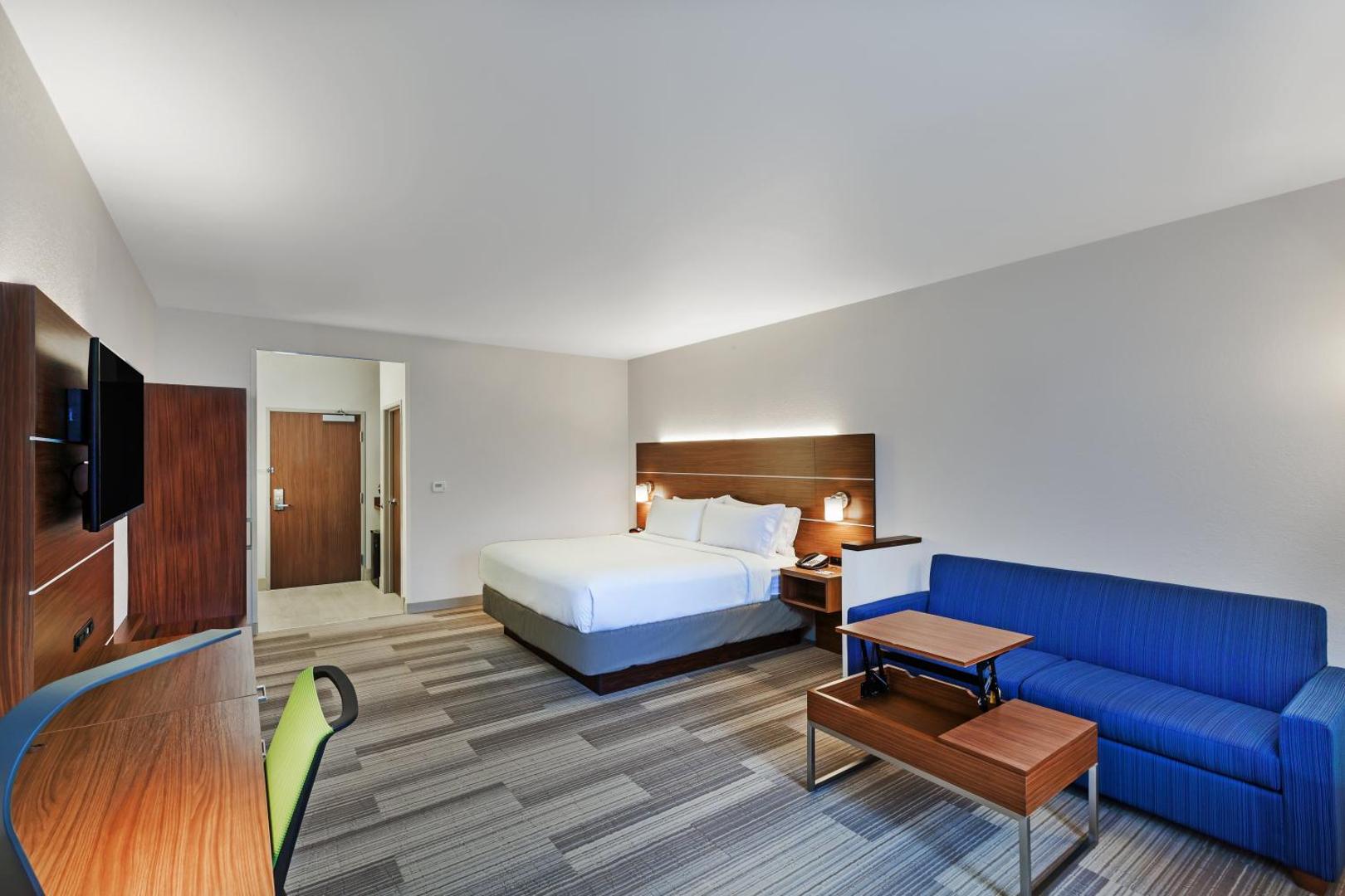Holiday Inn Express & Suites Dallas Lewisville