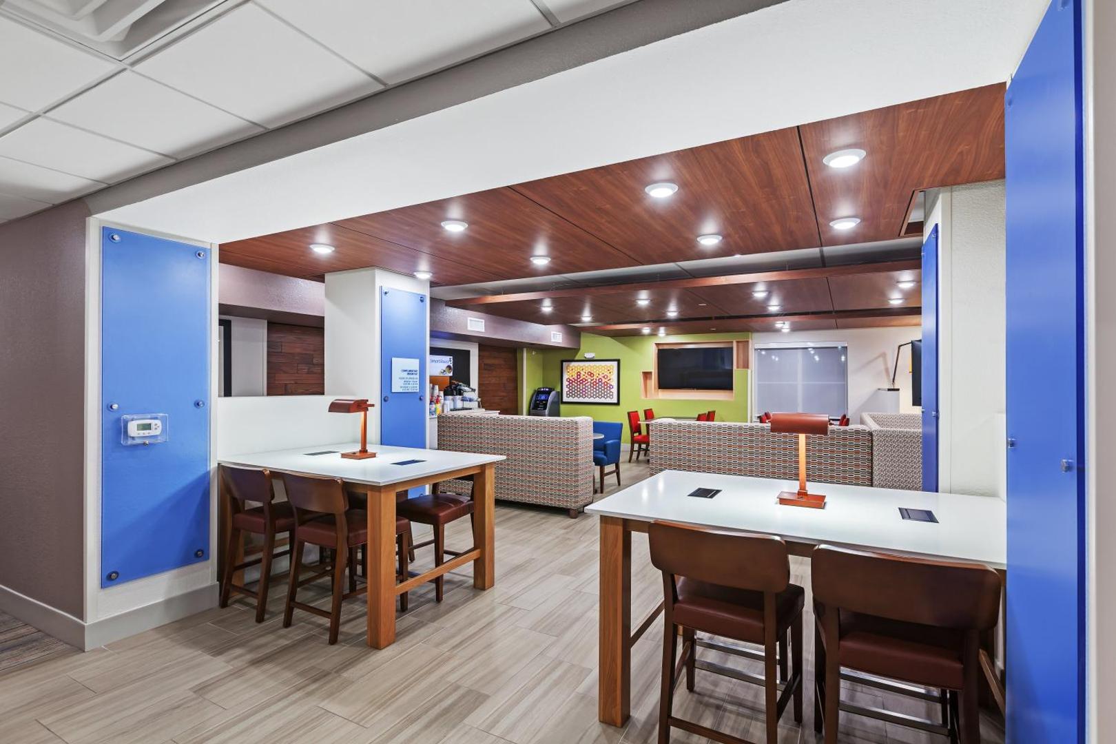Holiday Inn Express & Suites Dallas Lewisville