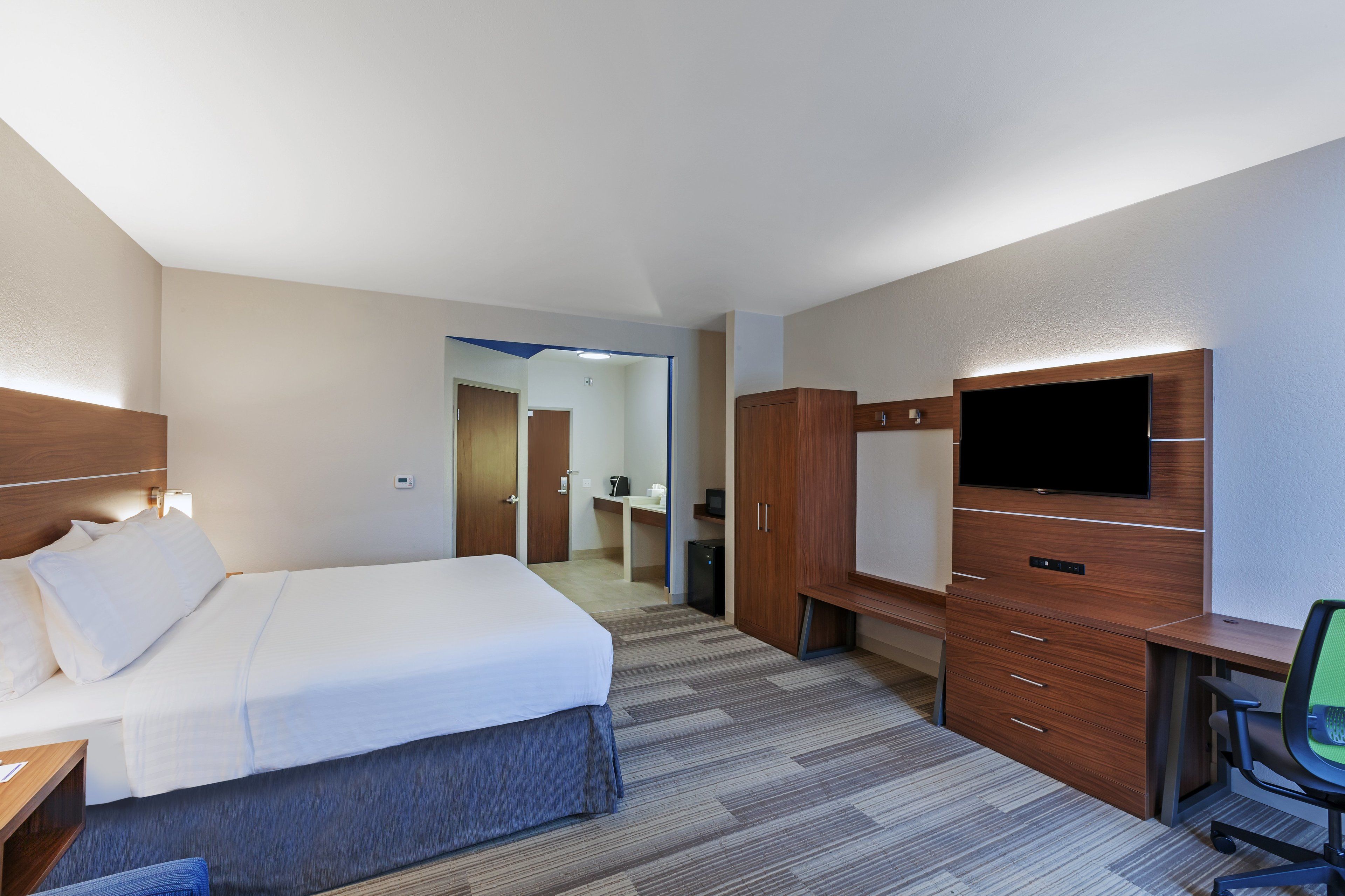 Holiday Inn Express & Suites Dallas Lewisville