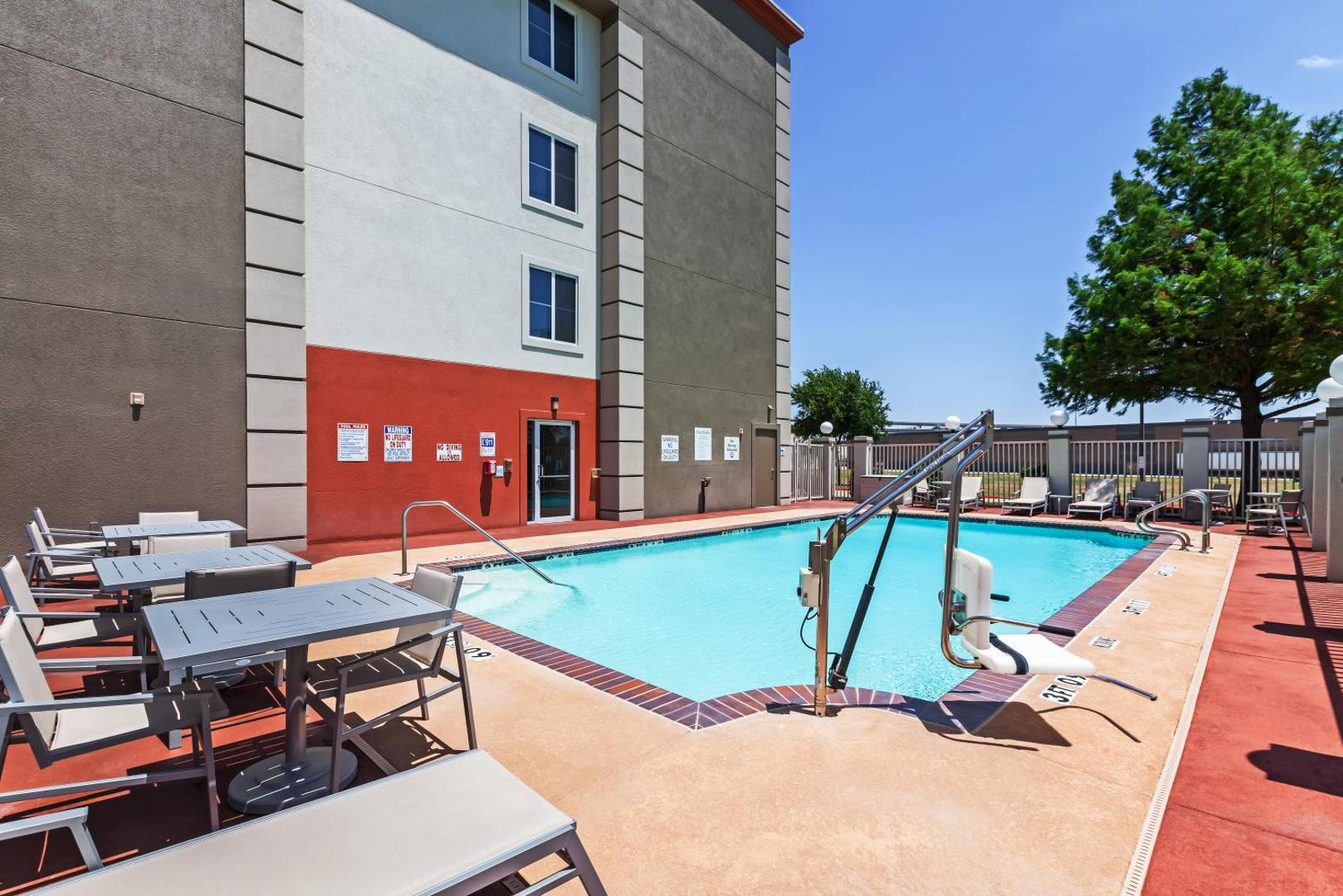 Holiday Inn Express & Suites Dallas Lewisville