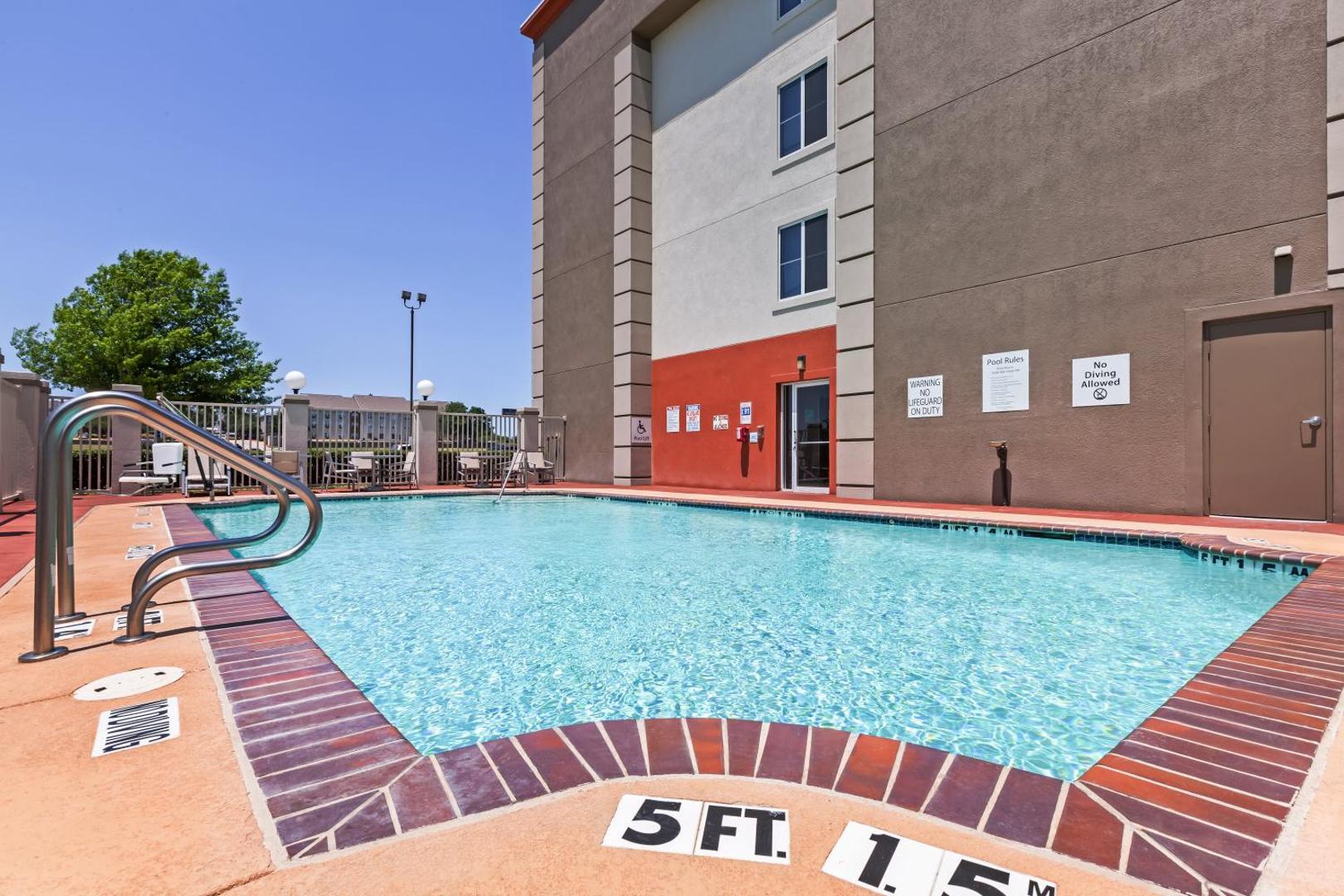 Holiday Inn Express & Suites Dallas Lewisville