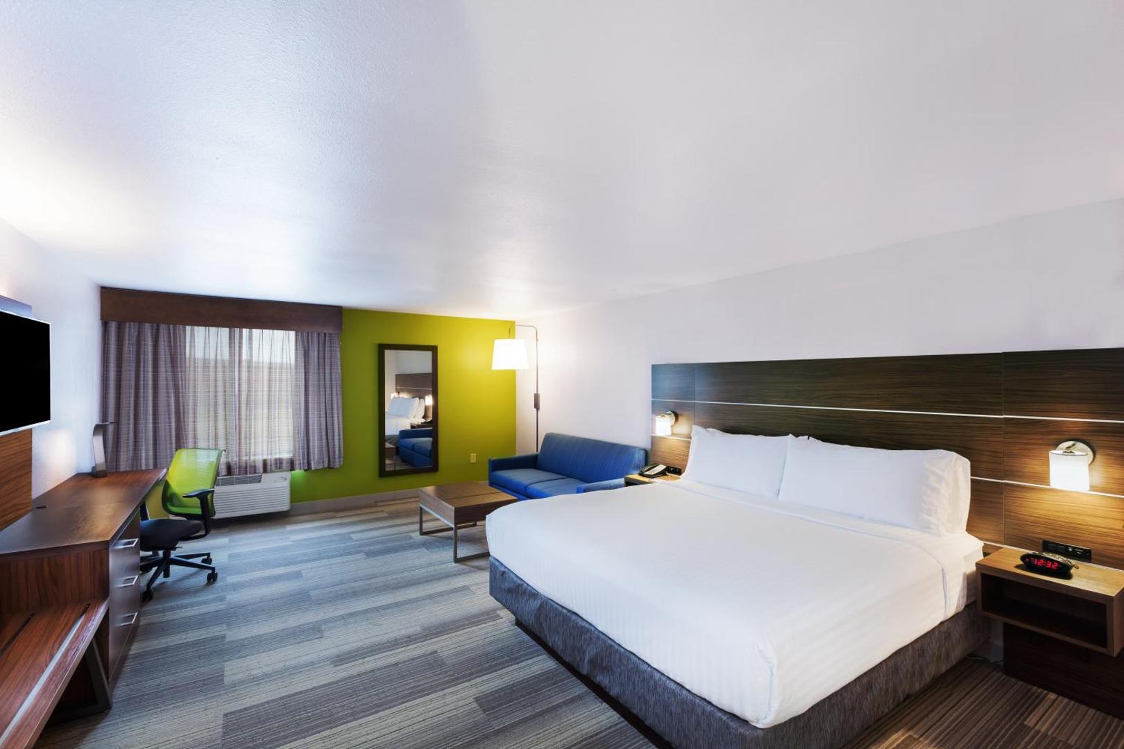 Holiday Inn Express & Suites Dallas Lewisville