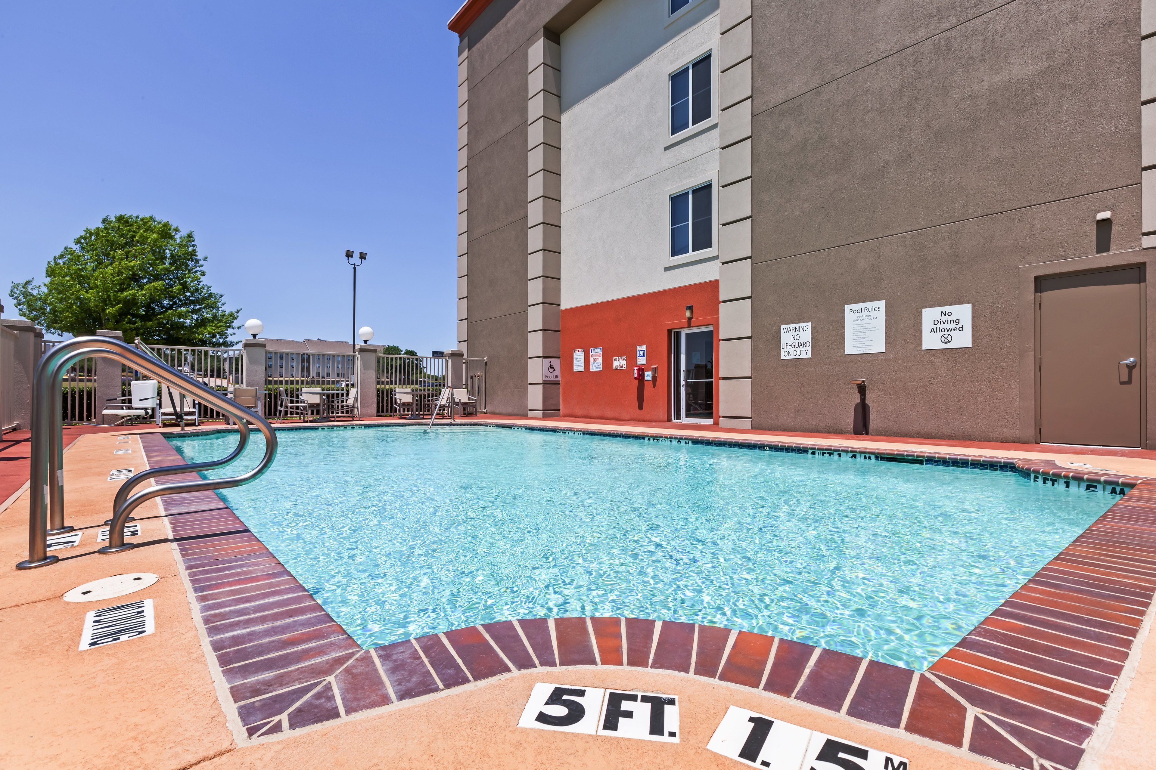 Holiday Inn Express & Suites Dallas Lewisville