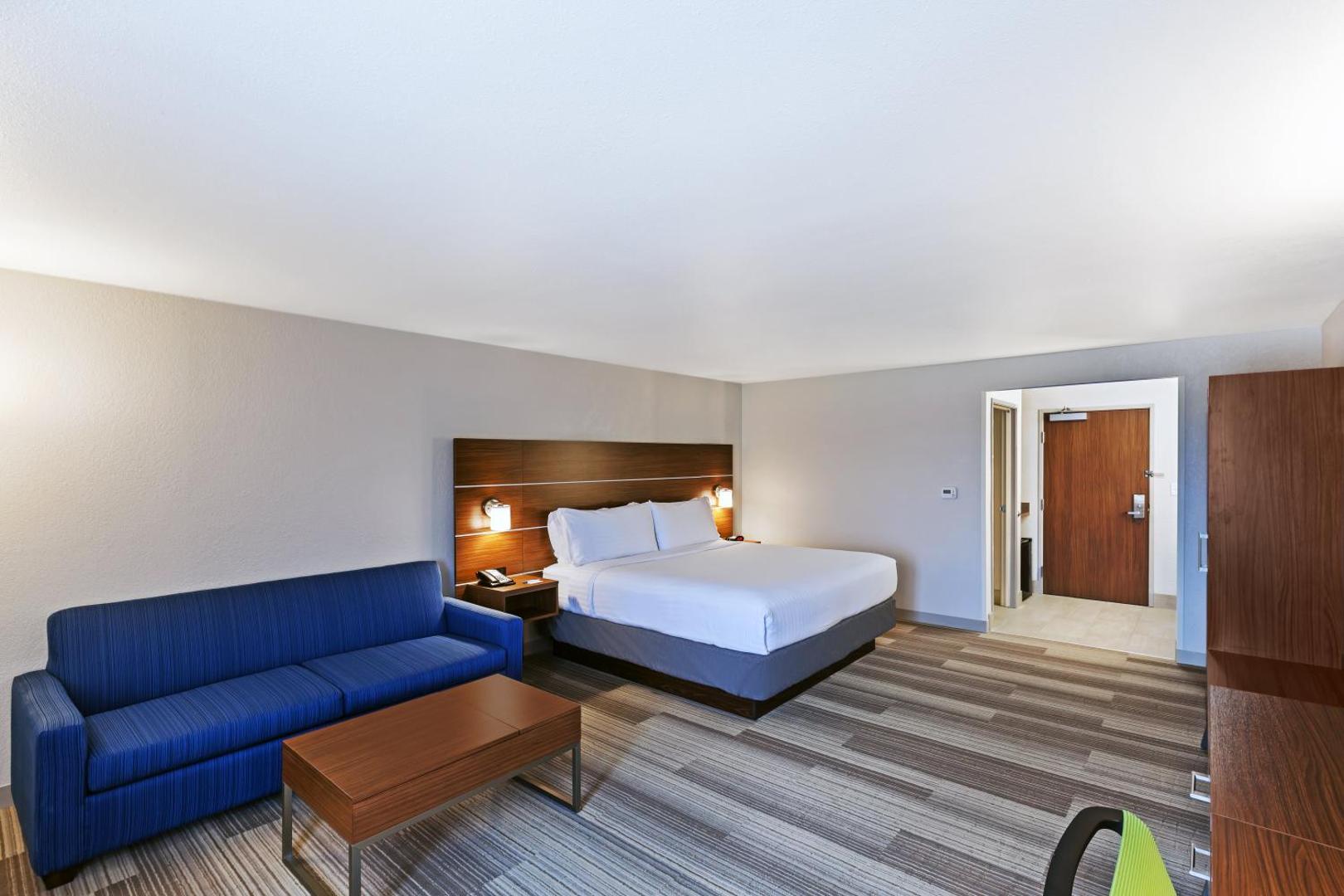 Holiday Inn Express & Suites Dallas Lewisville