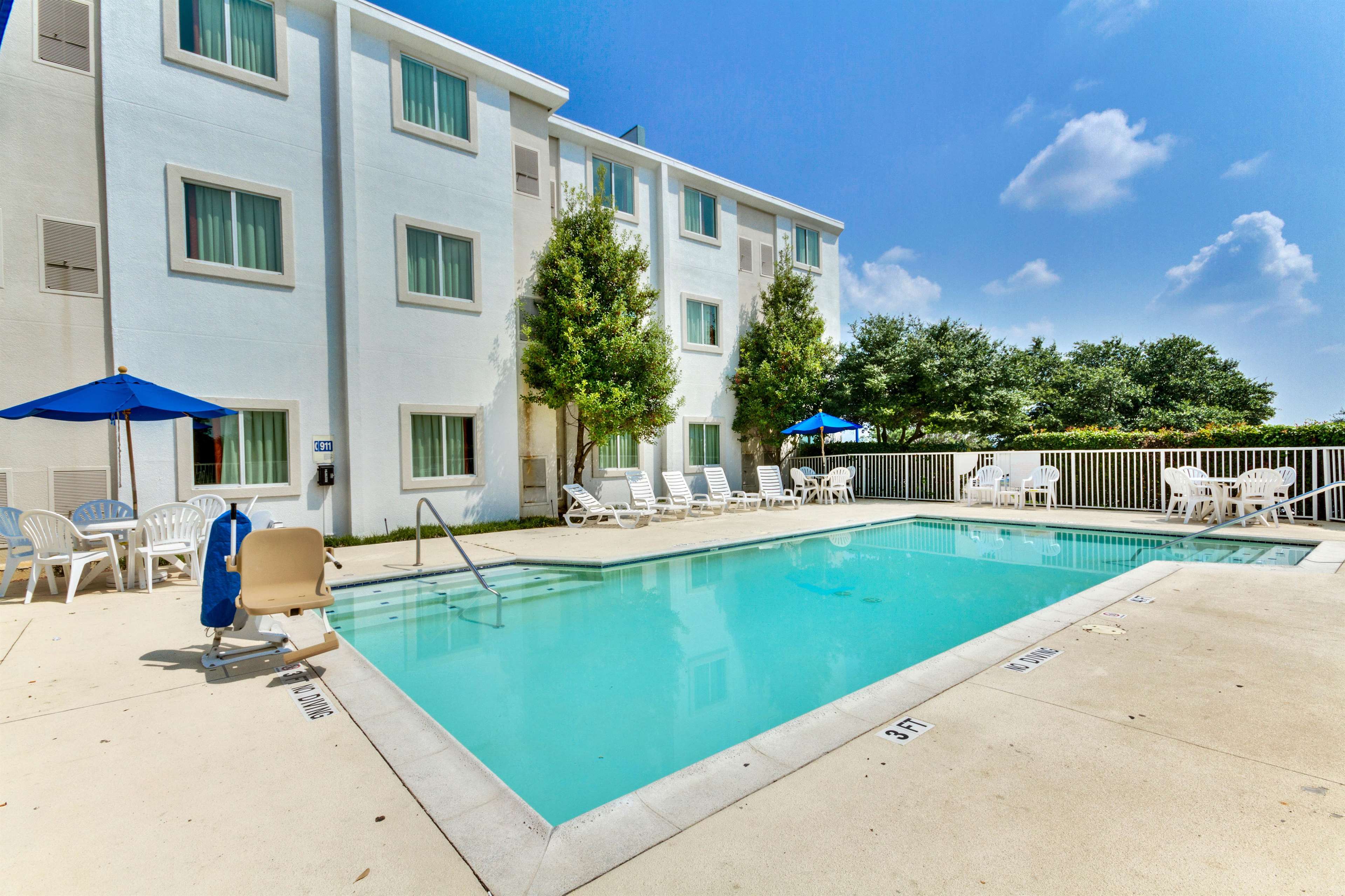 Motel 6 Dallas Lewisville