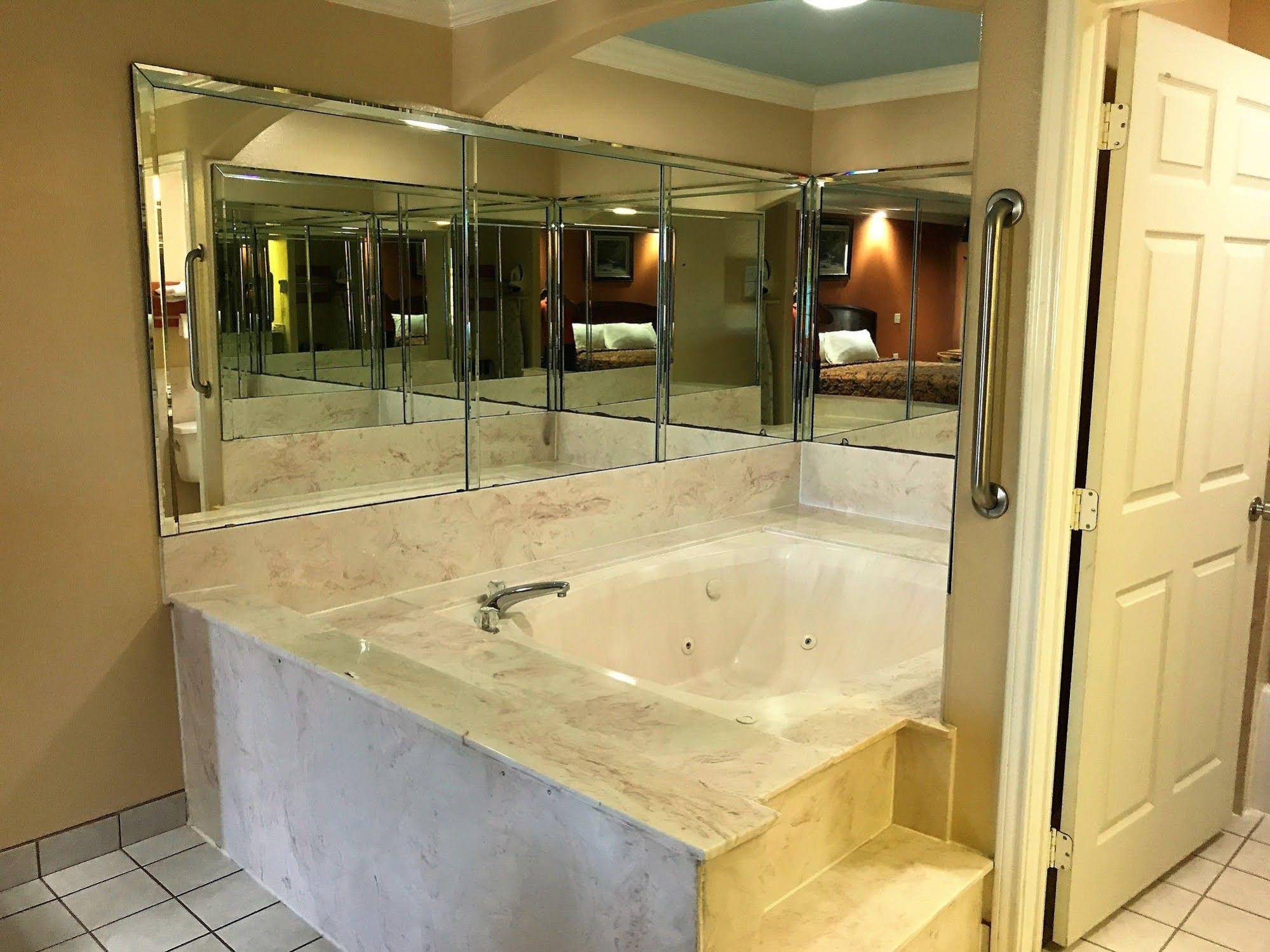 Luxury Inn & Suites Liberty